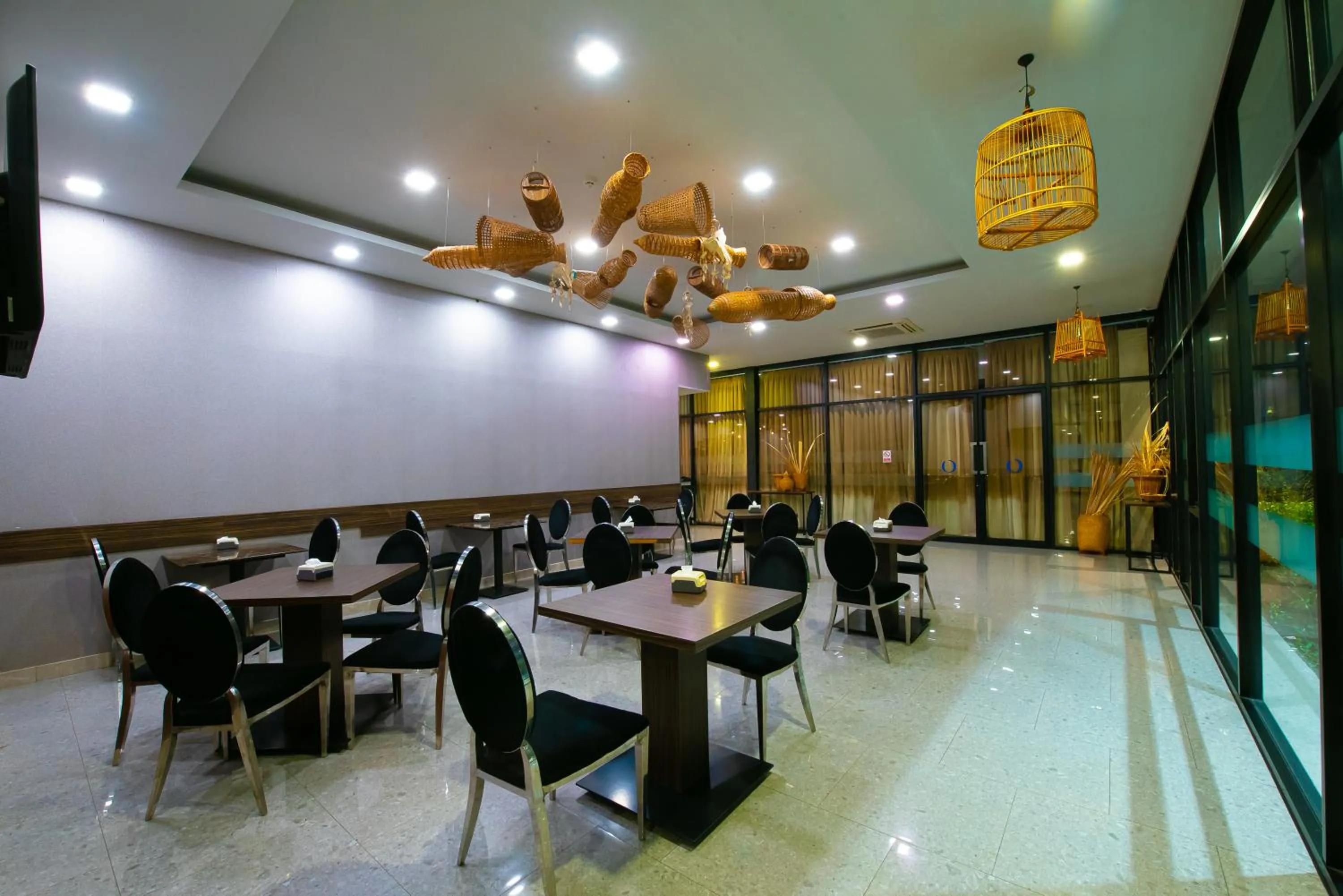 Restaurant/places to eat in O2 Luxury Hotel