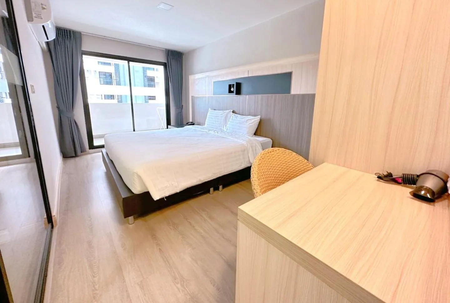 Bed in O2 Grand Suvarnabhumi Airport - Free Scheduled Shuttle from Hotel to Suvarnabhumi Airport