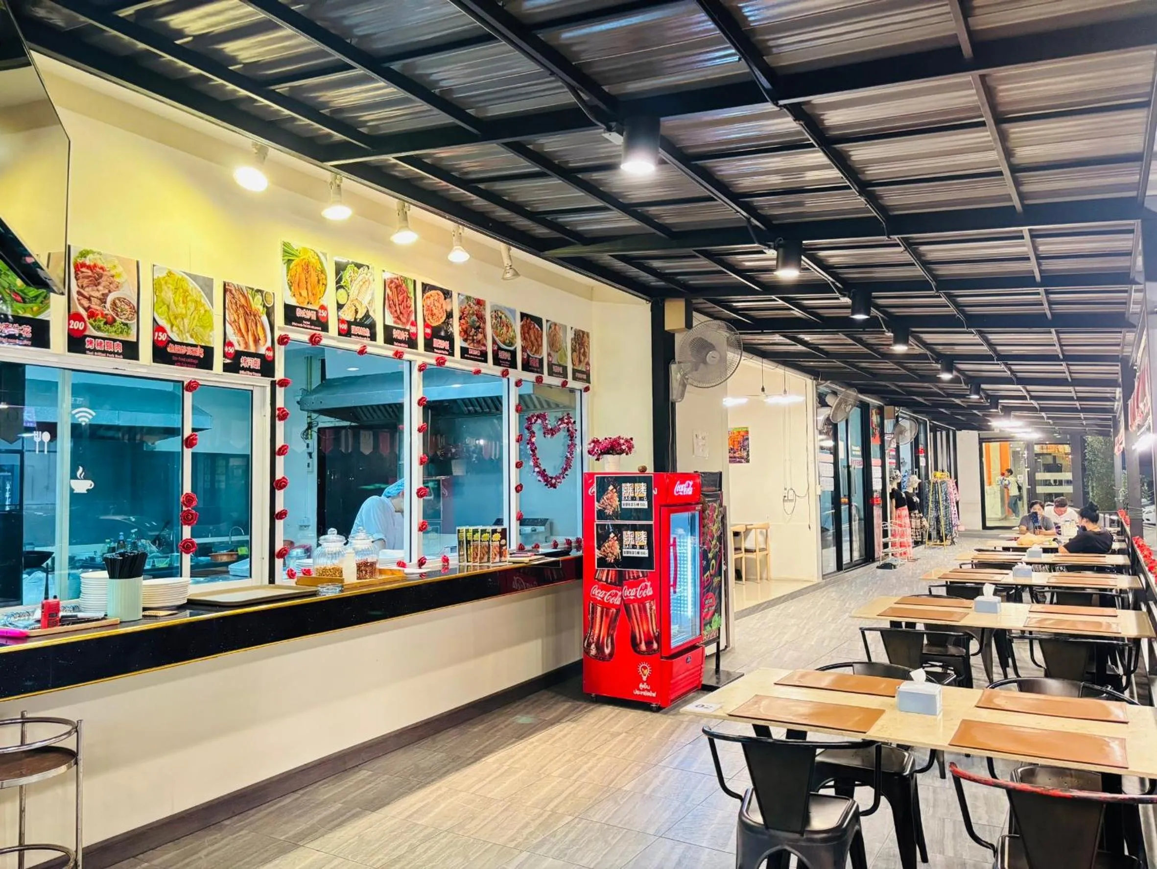 Restaurant/places to eat in O2 Luxury Hotel