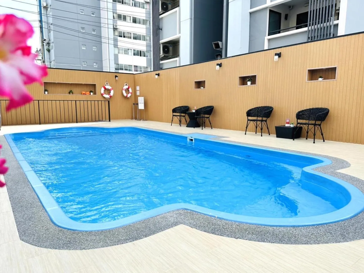 Swimming pool in O2 Grand Suvarnabhumi Airport - Free Scheduled Shuttle from Hotel to Suvarnabhumi Airport