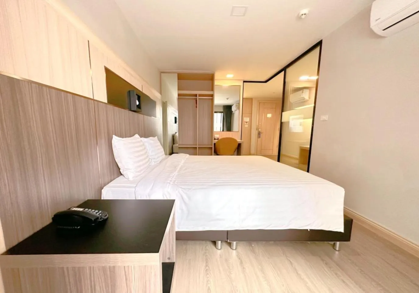 Bed in O2 Grand Suvarnabhumi Airport - Free Scheduled Shuttle from Hotel to Suvarnabhumi Airport