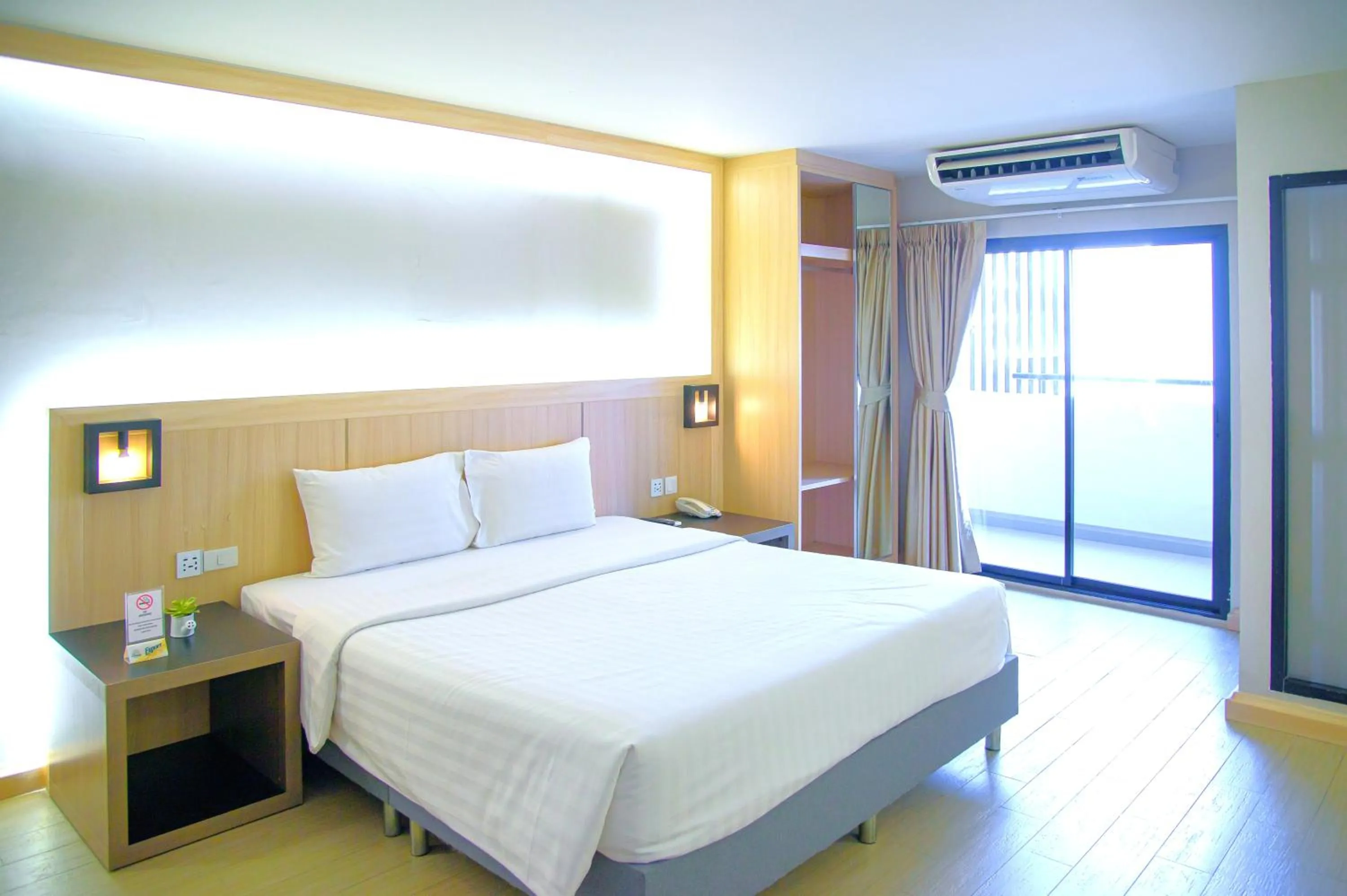 Bed in O2 Grand Suvarnabhumi Airport - Free Scheduled Shuttle from Hotel to Suvarnabhumi Airport