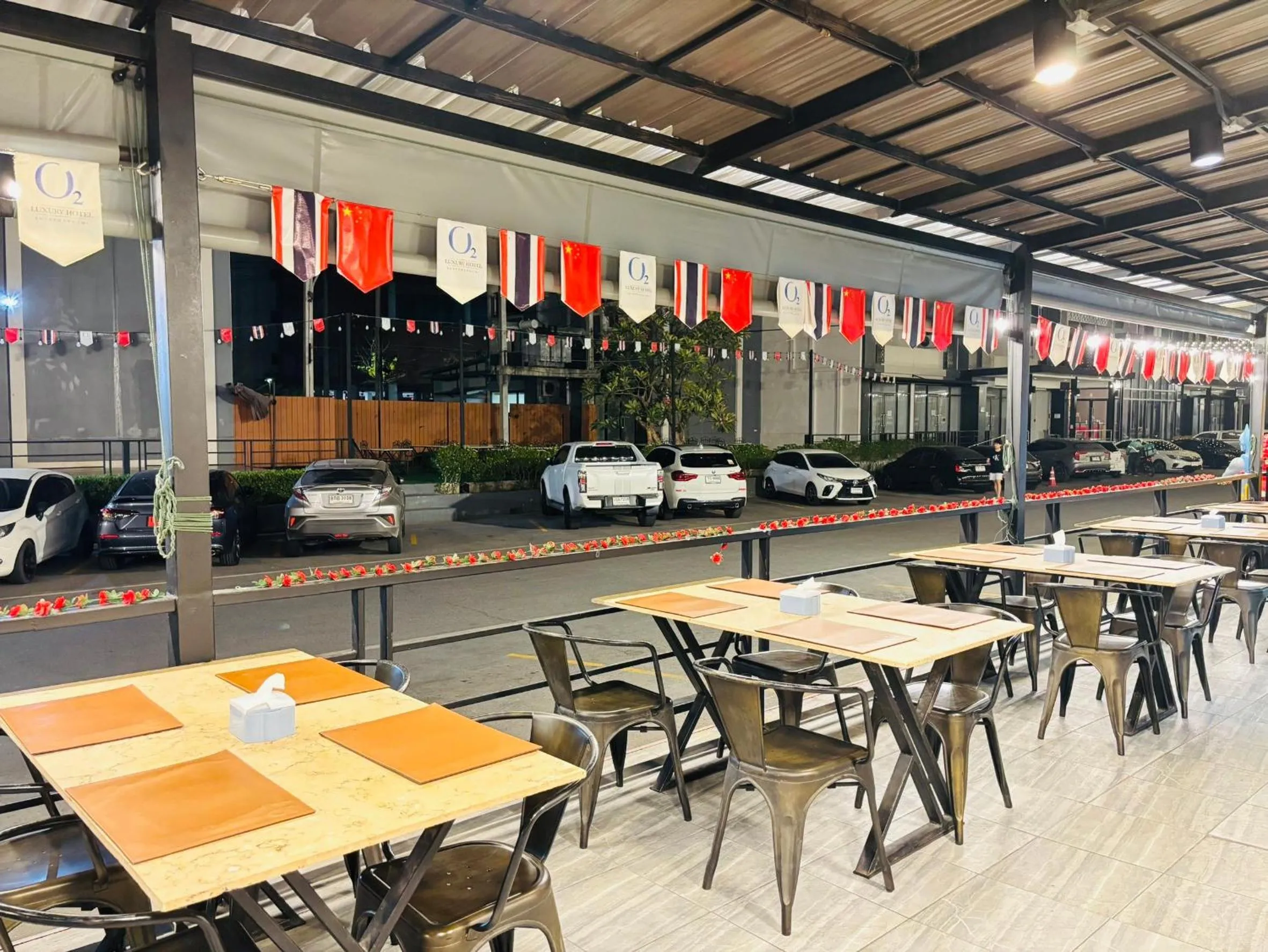 Restaurant/places to eat in O2 Luxury Hotel