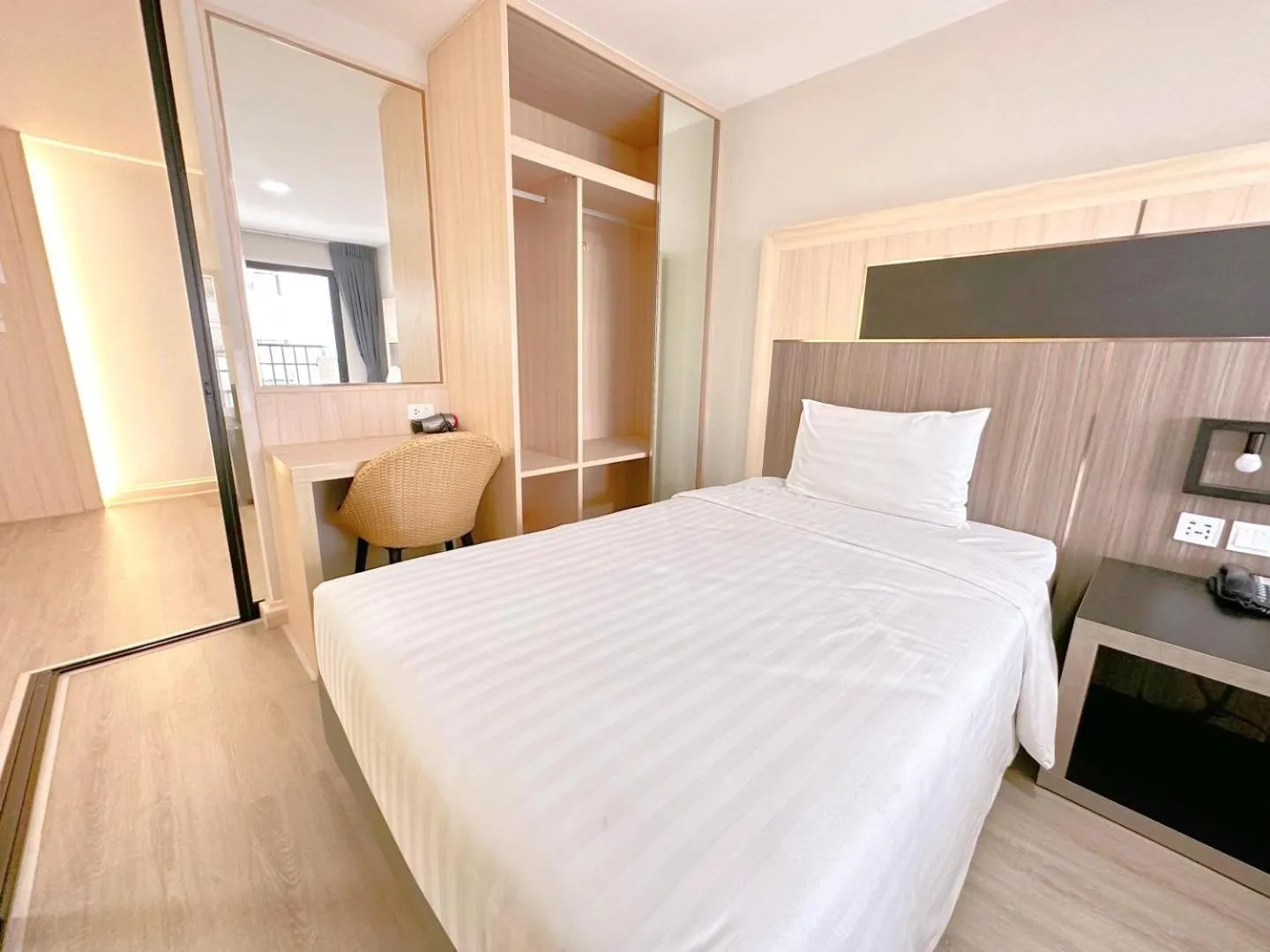 Bed in O2 Grand Suvarnabhumi Airport - Free Scheduled Shuttle from Hotel to Suvarnabhumi Airport