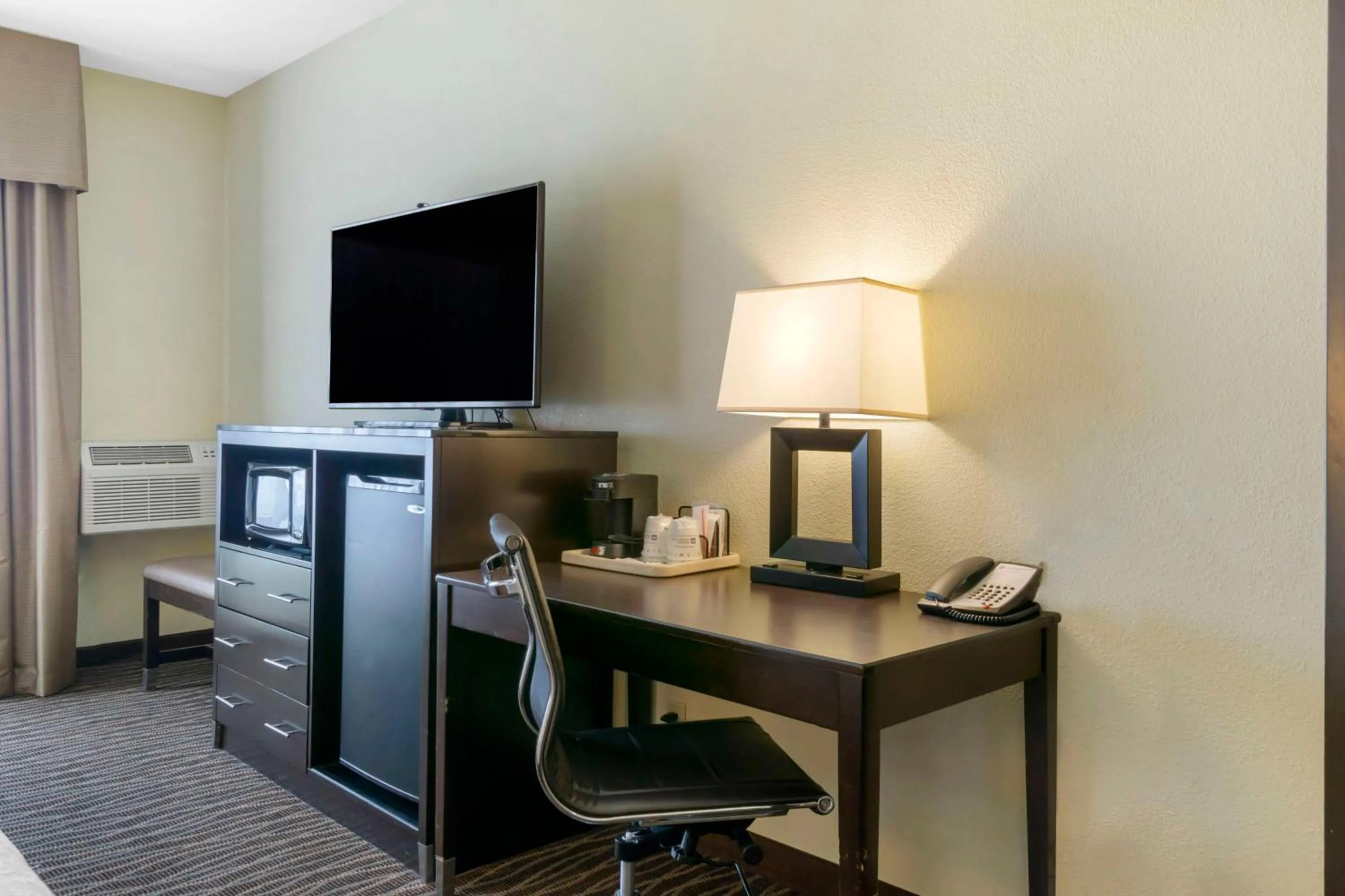 Bedroom in Best Western Plus Ellensburg Hotel