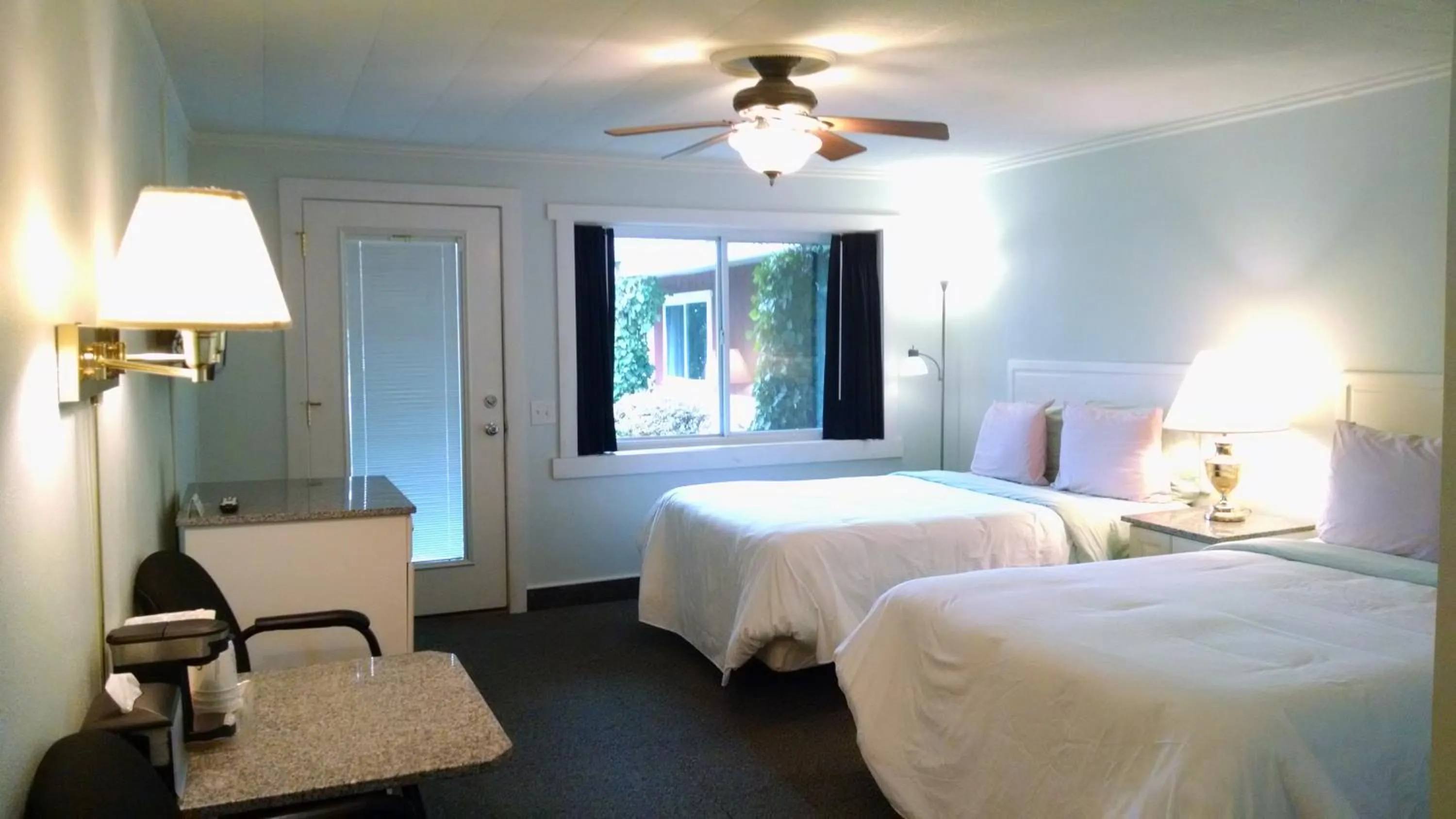 Photo of the whole room, Bed in Murray Inn and Art Gallery