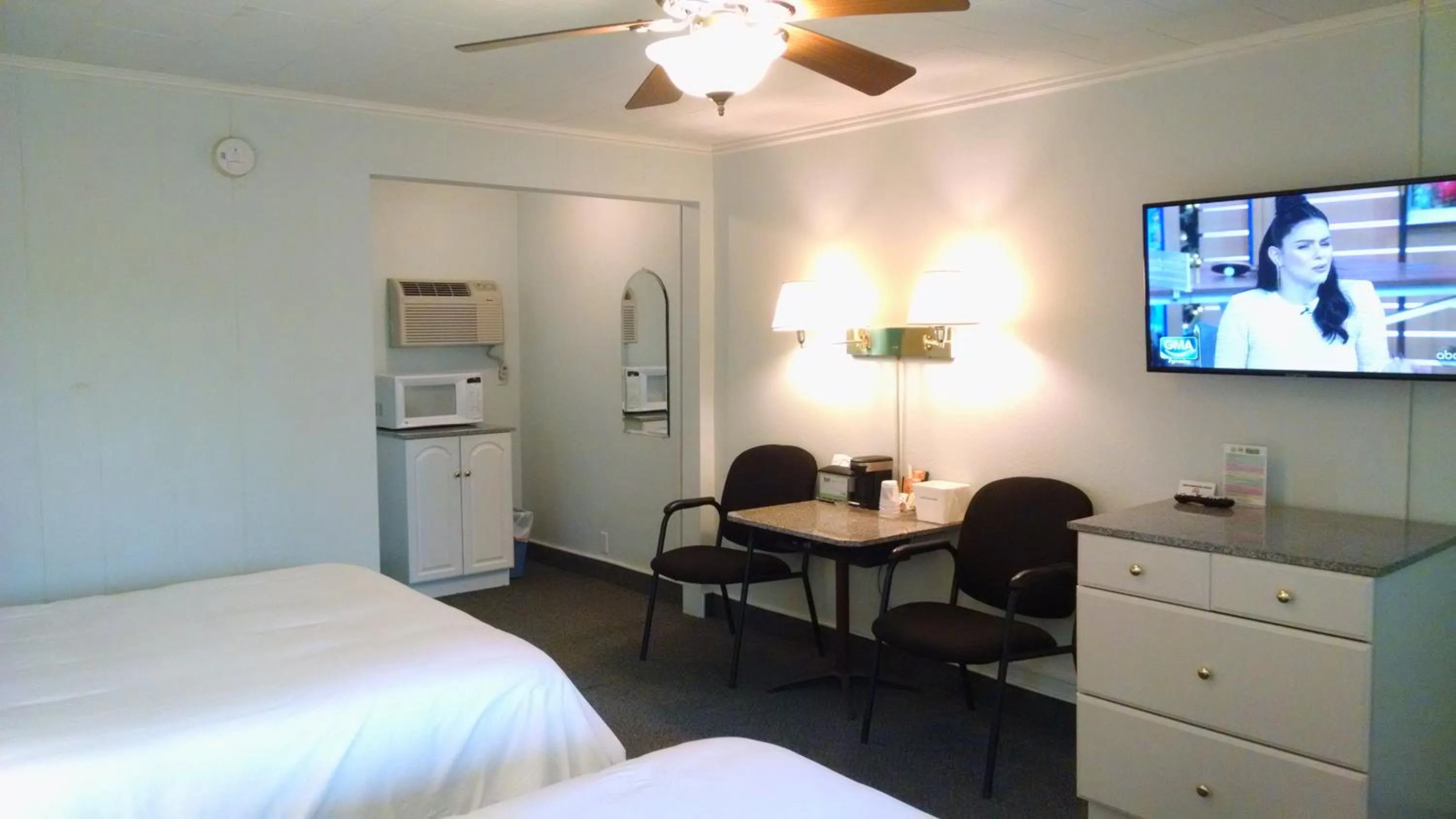 Photo of the whole room, Bed in Murray Inn and Art Gallery