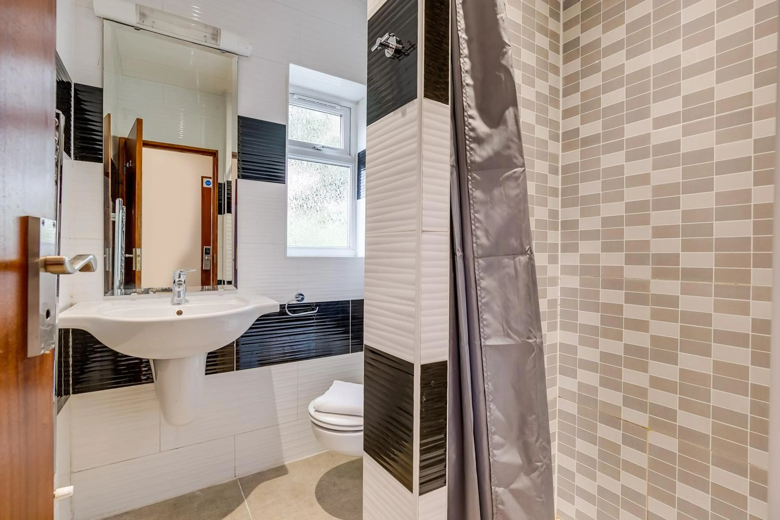 Bathroom in London Star Hotel