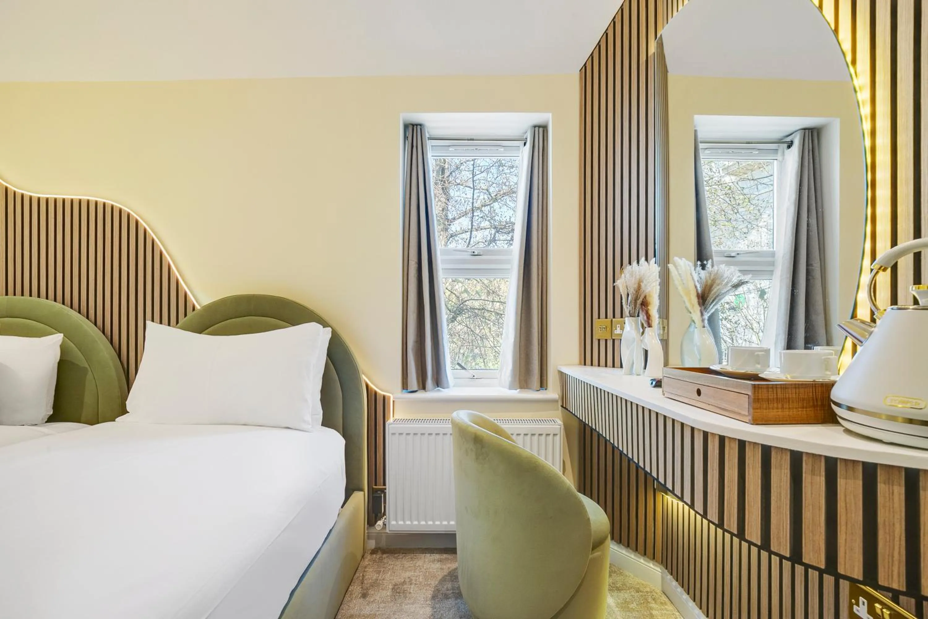 Photo of the whole room, Bed in London Star Hotel