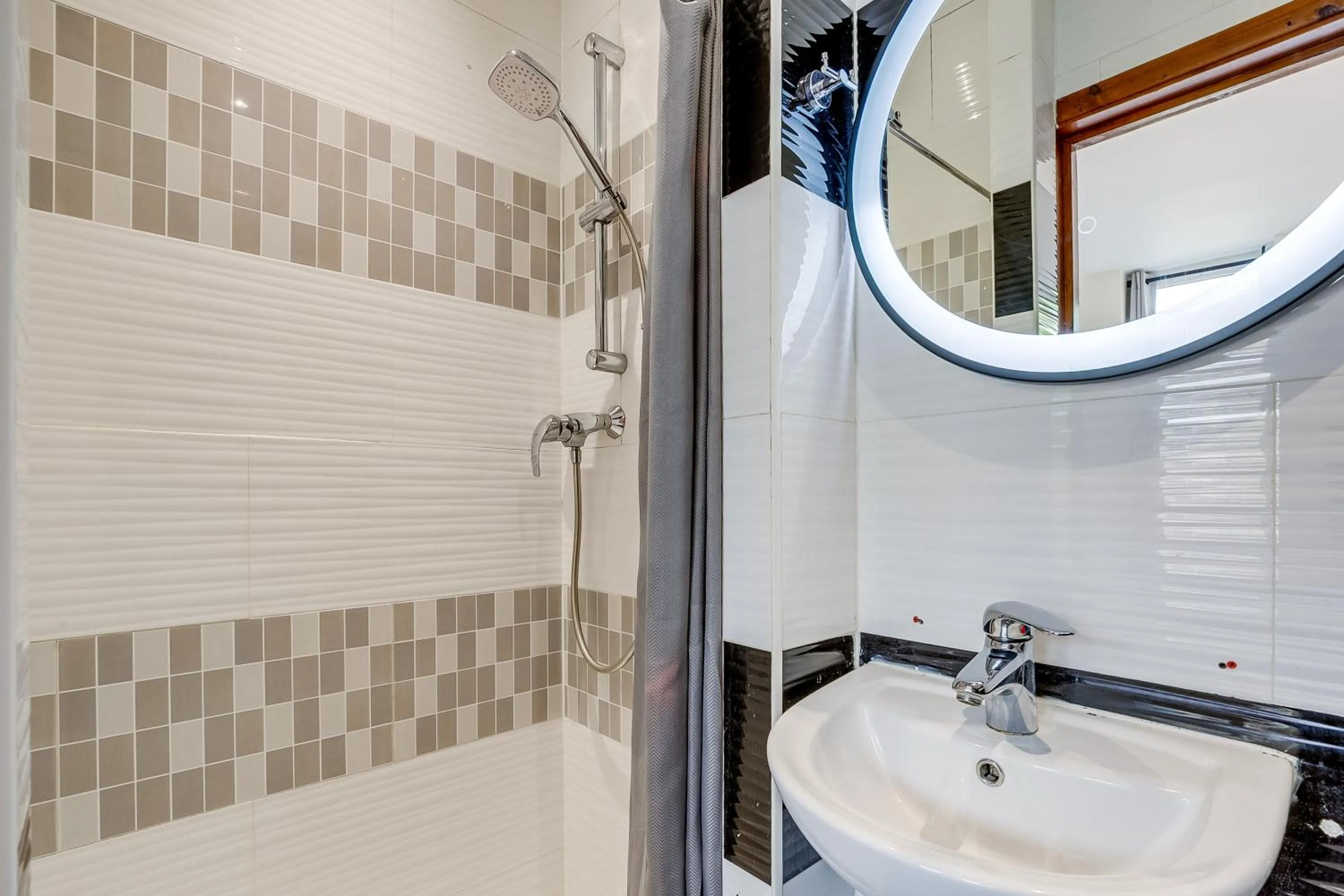 Shower in London Star Hotel