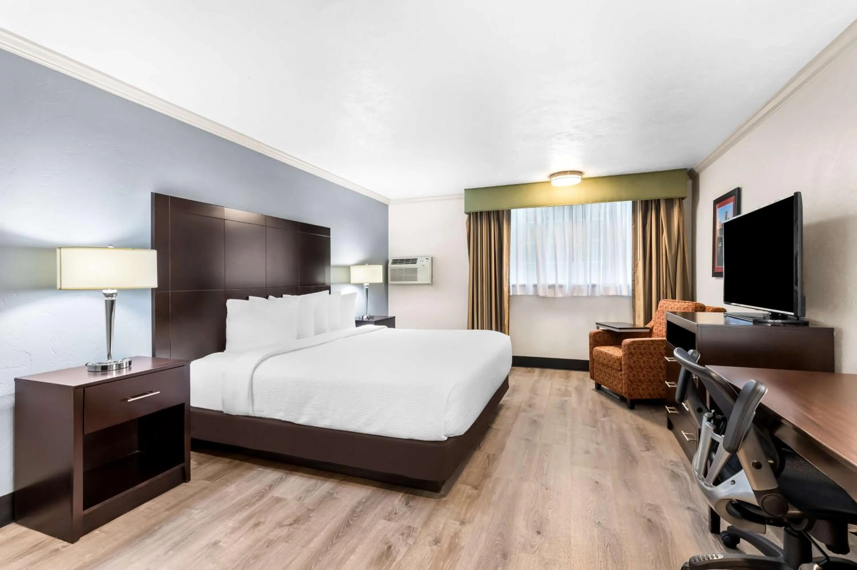 Bedroom, Bed in Best Western Plus Parkway Inn