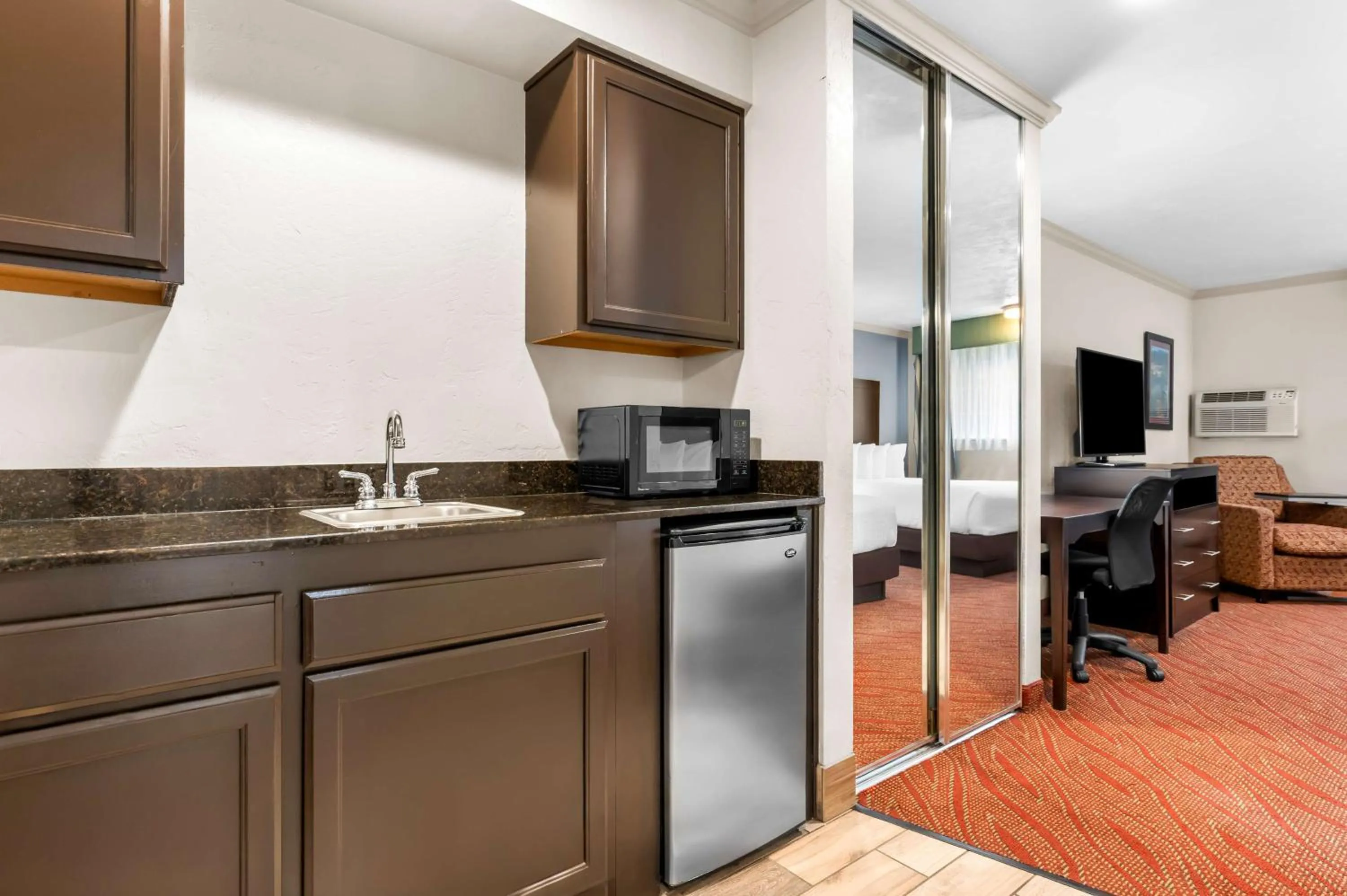 Bedroom in Best Western Plus Parkway Inn