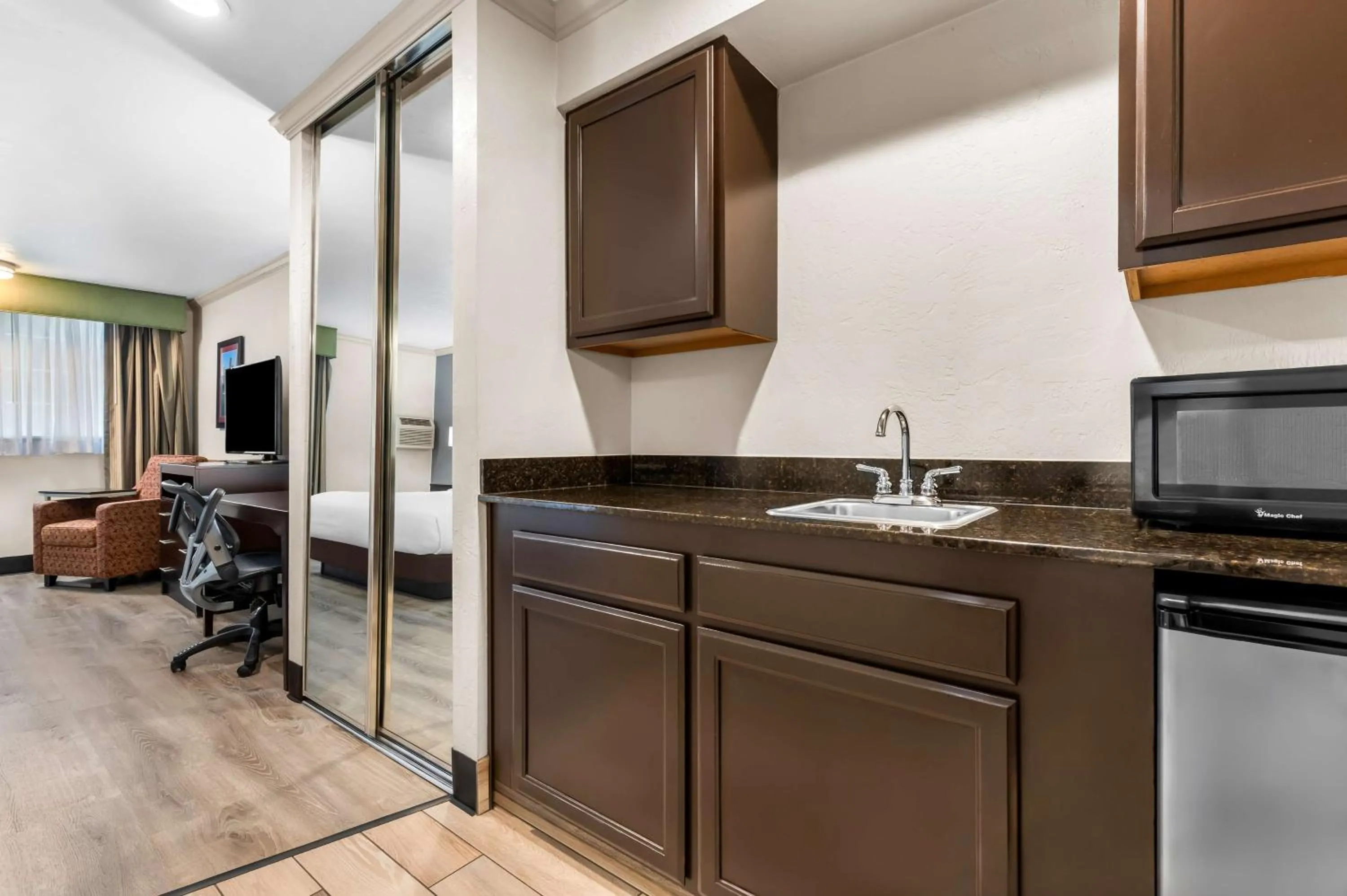 Bedroom in Best Western Plus Parkway Inn