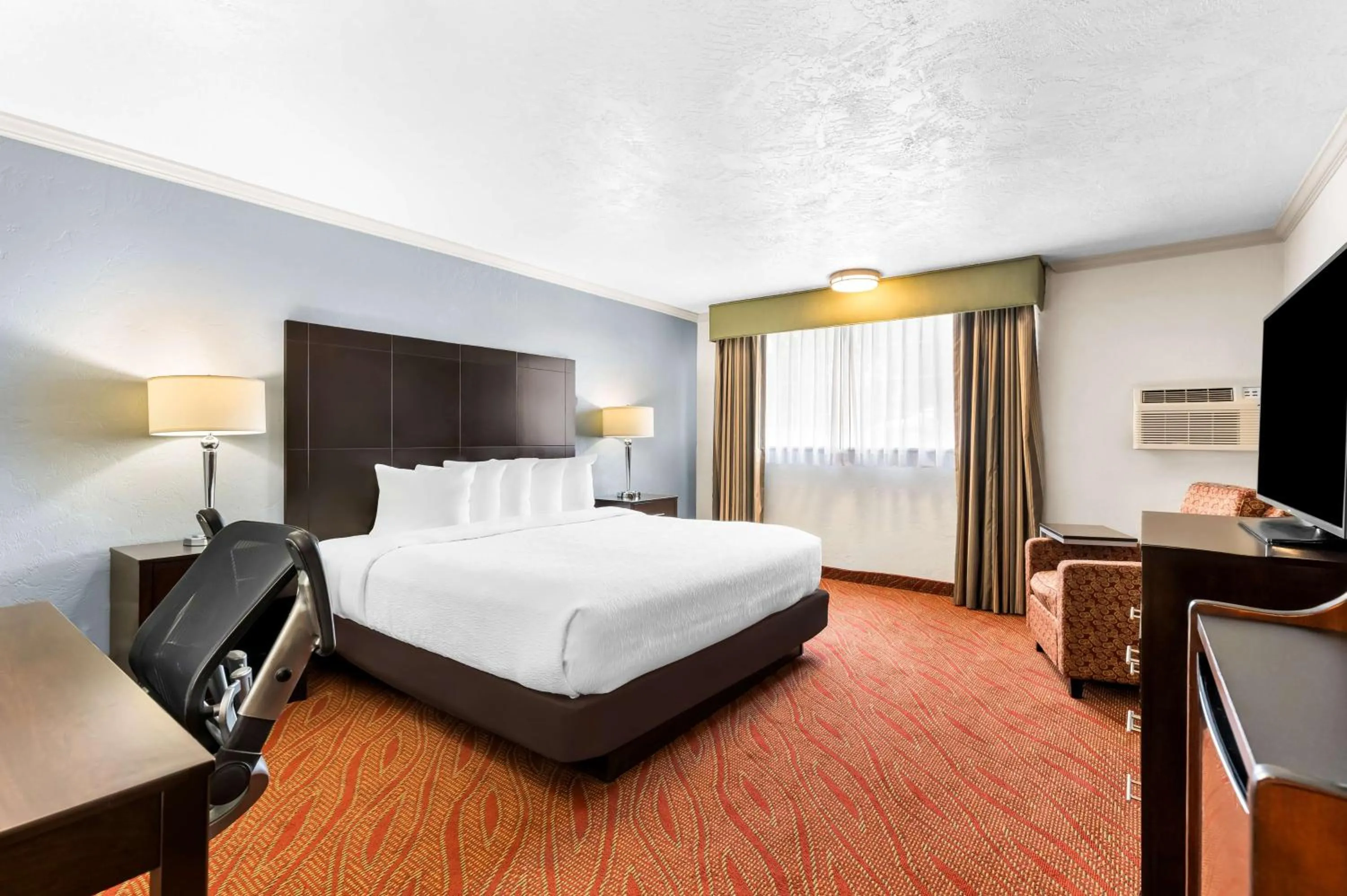 Bedroom, Bed in Best Western Plus Parkway Inn