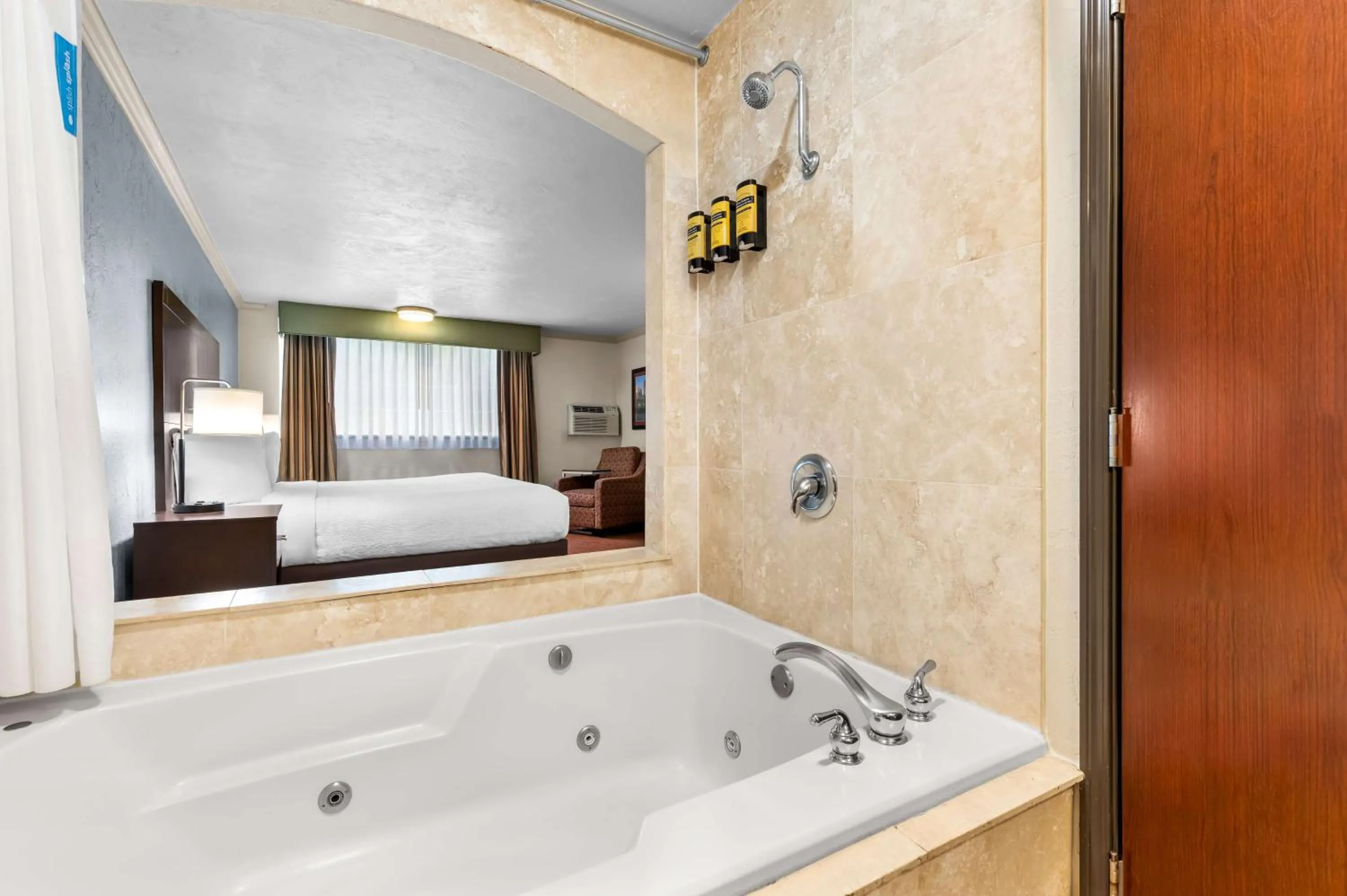 Bathroom, Bed in Best Western Plus Parkway Inn