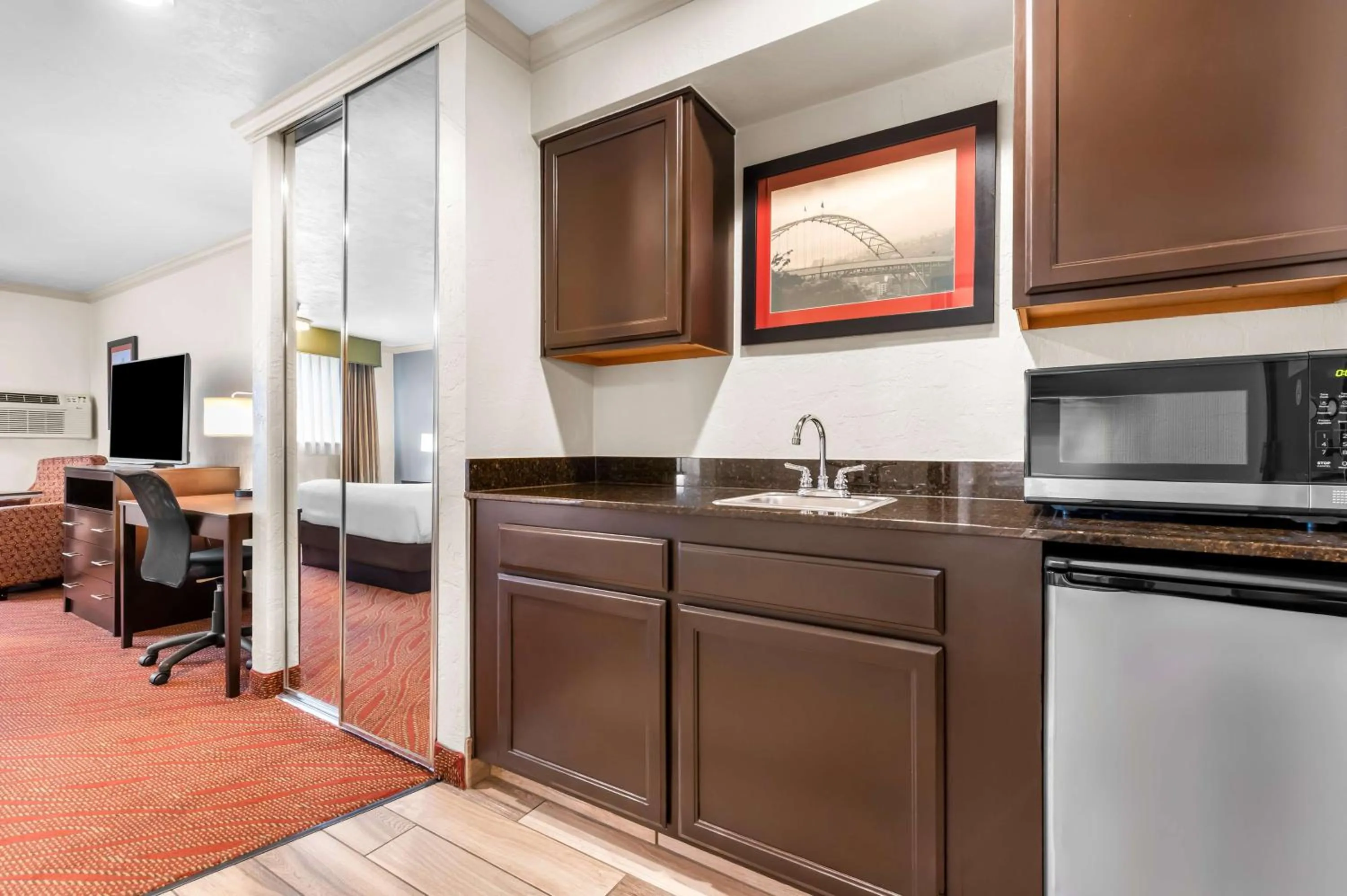 Bedroom in Best Western Plus Parkway Inn