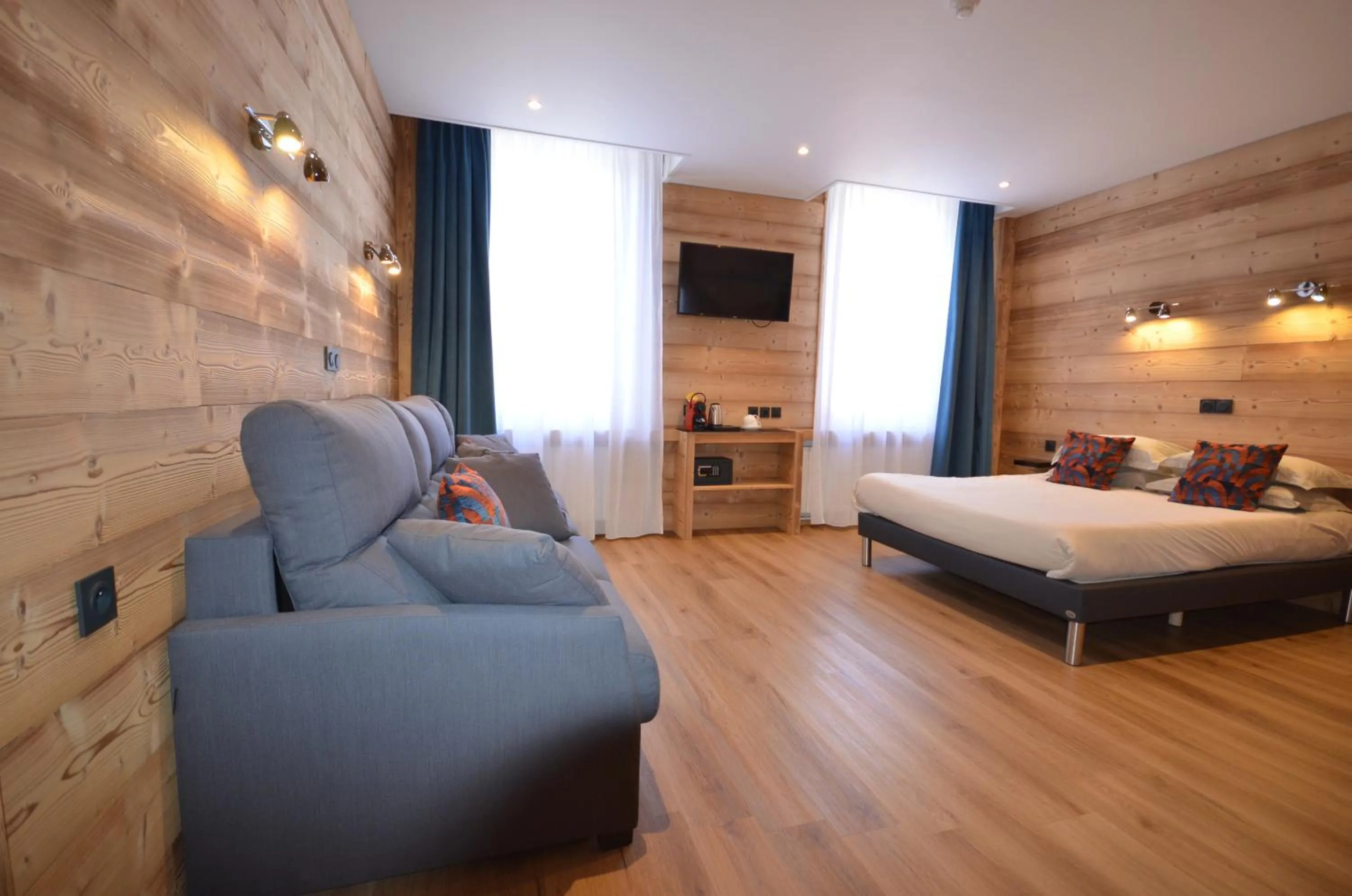 Photo of the whole room, Bed in Hôtel Edelweiss