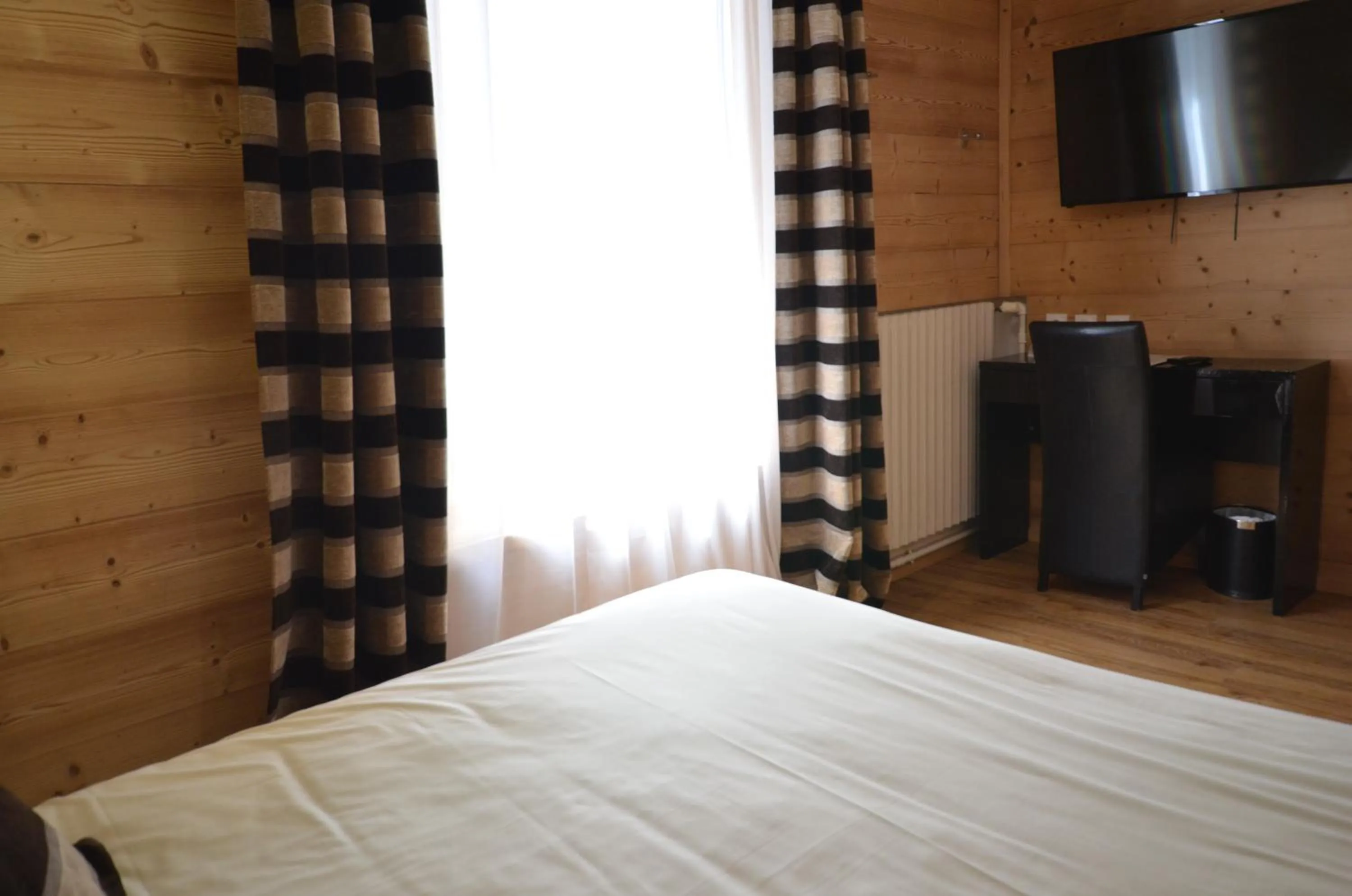 Photo of the whole room, Bed in Hôtel Edelweiss