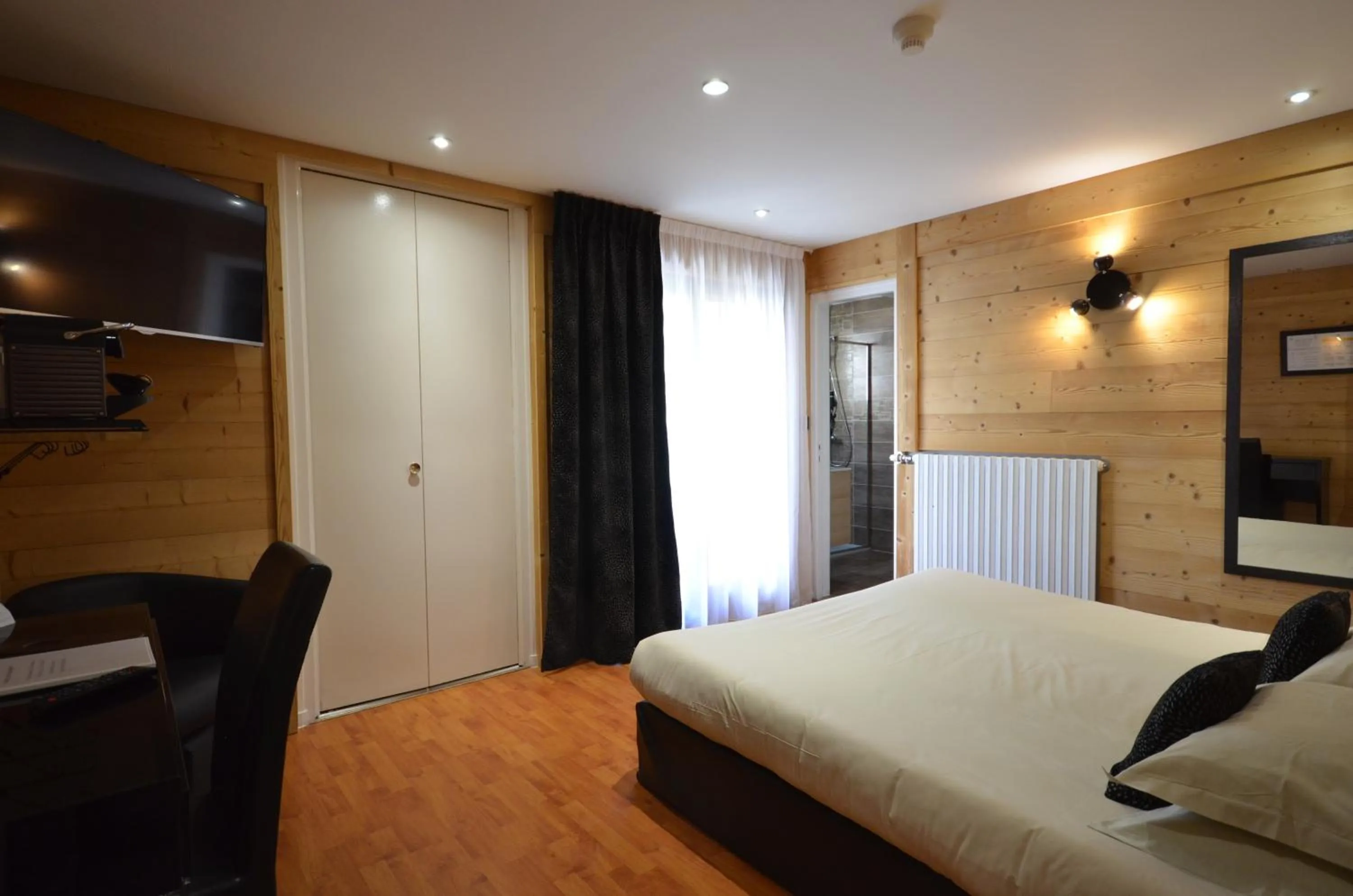 Bedroom, Bed in Hôtel Edelweiss