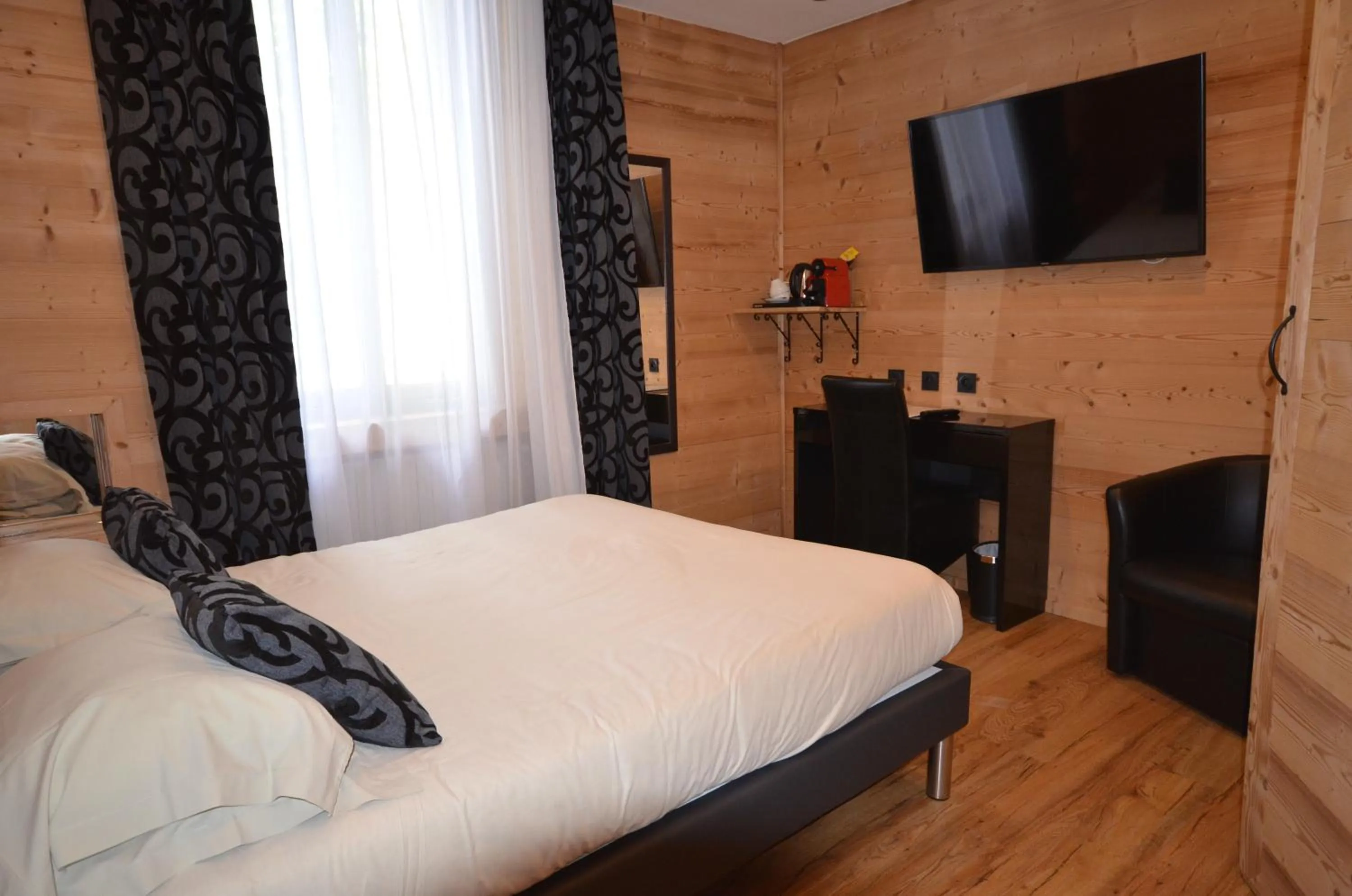 Photo of the whole room, Bed in Hôtel Edelweiss