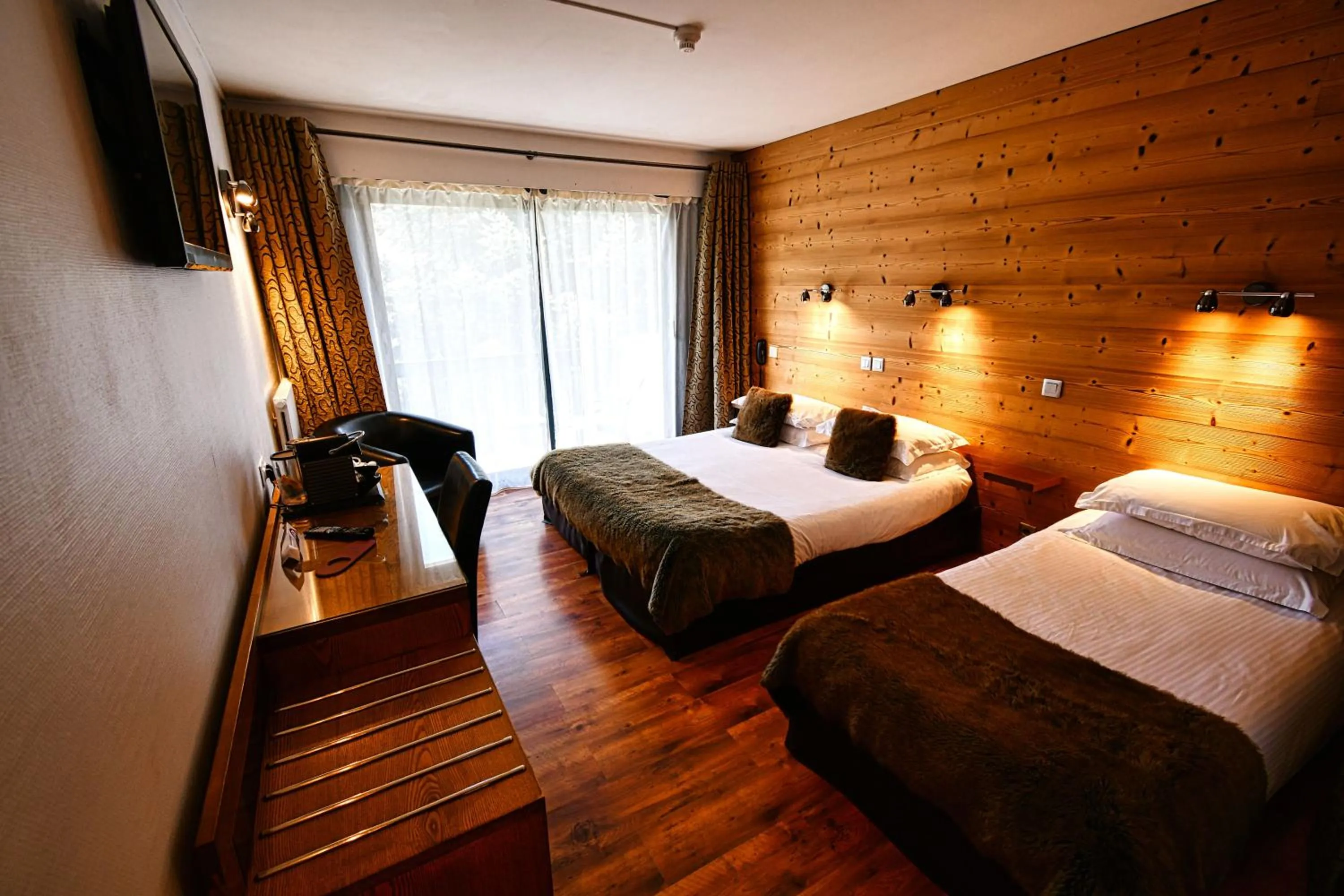 Bedroom, Bed in Hôtel Edelweiss