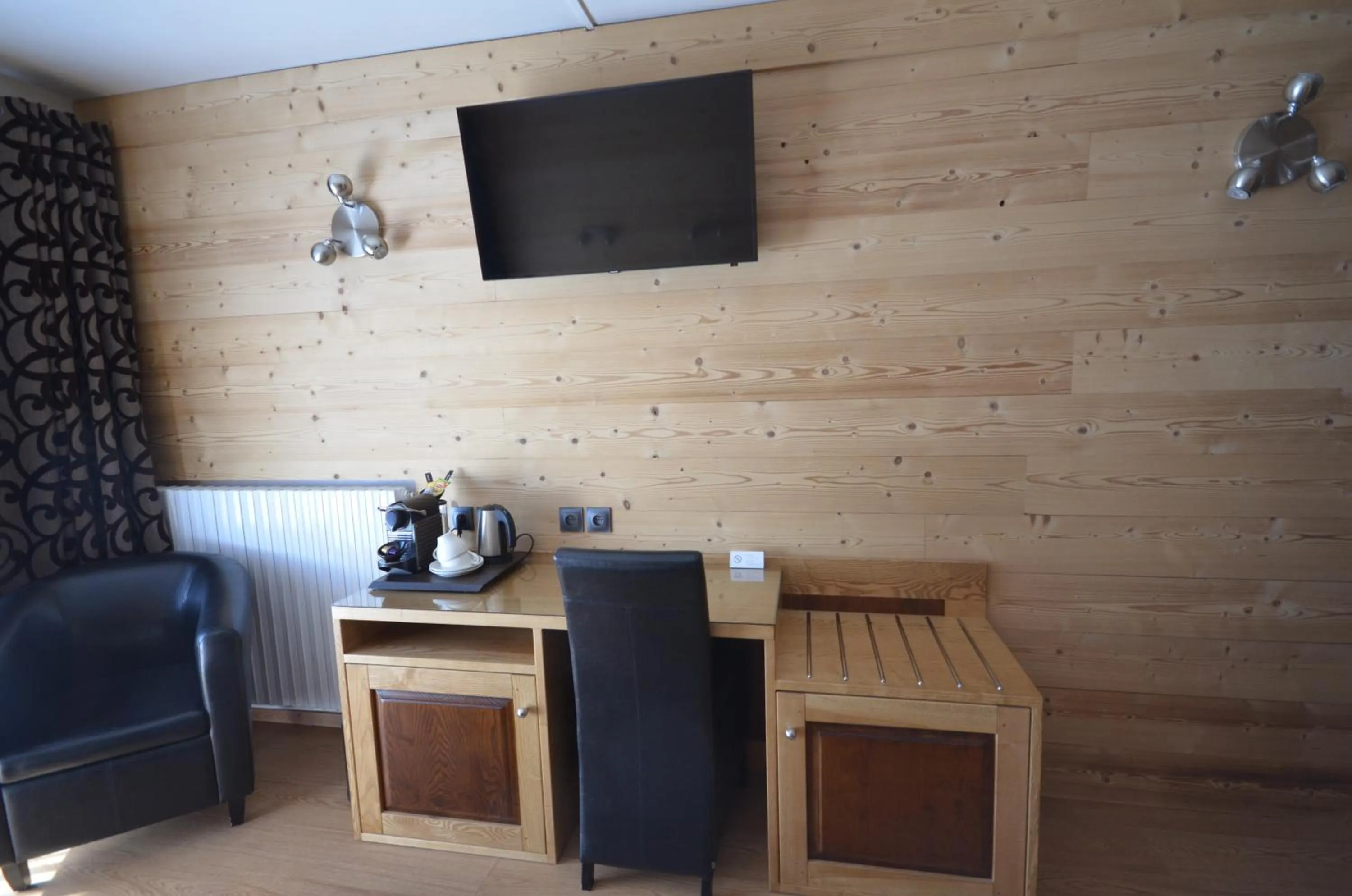 TV and multimedia in Hôtel Edelweiss