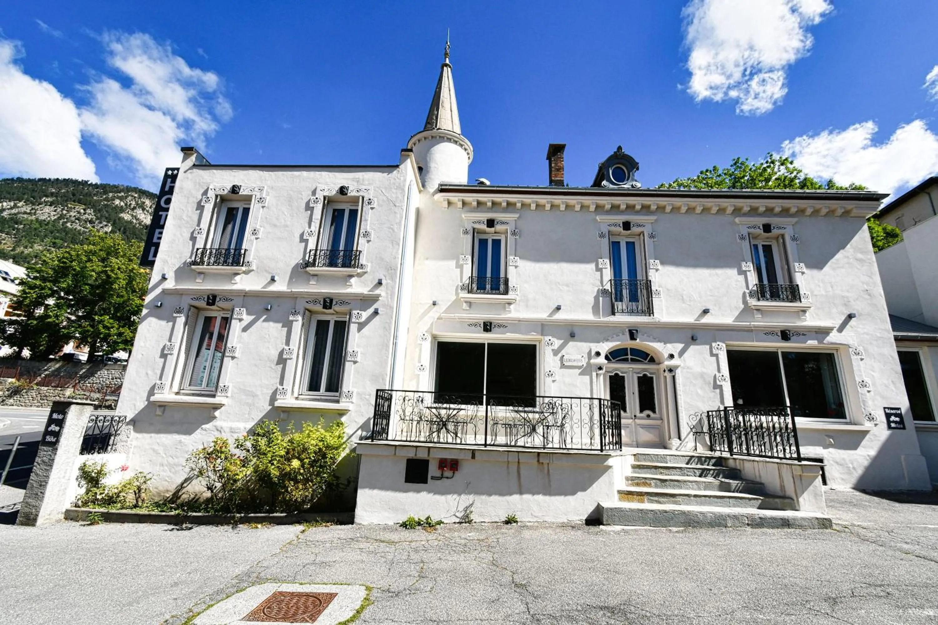 Property building in Hôtel Edelweiss