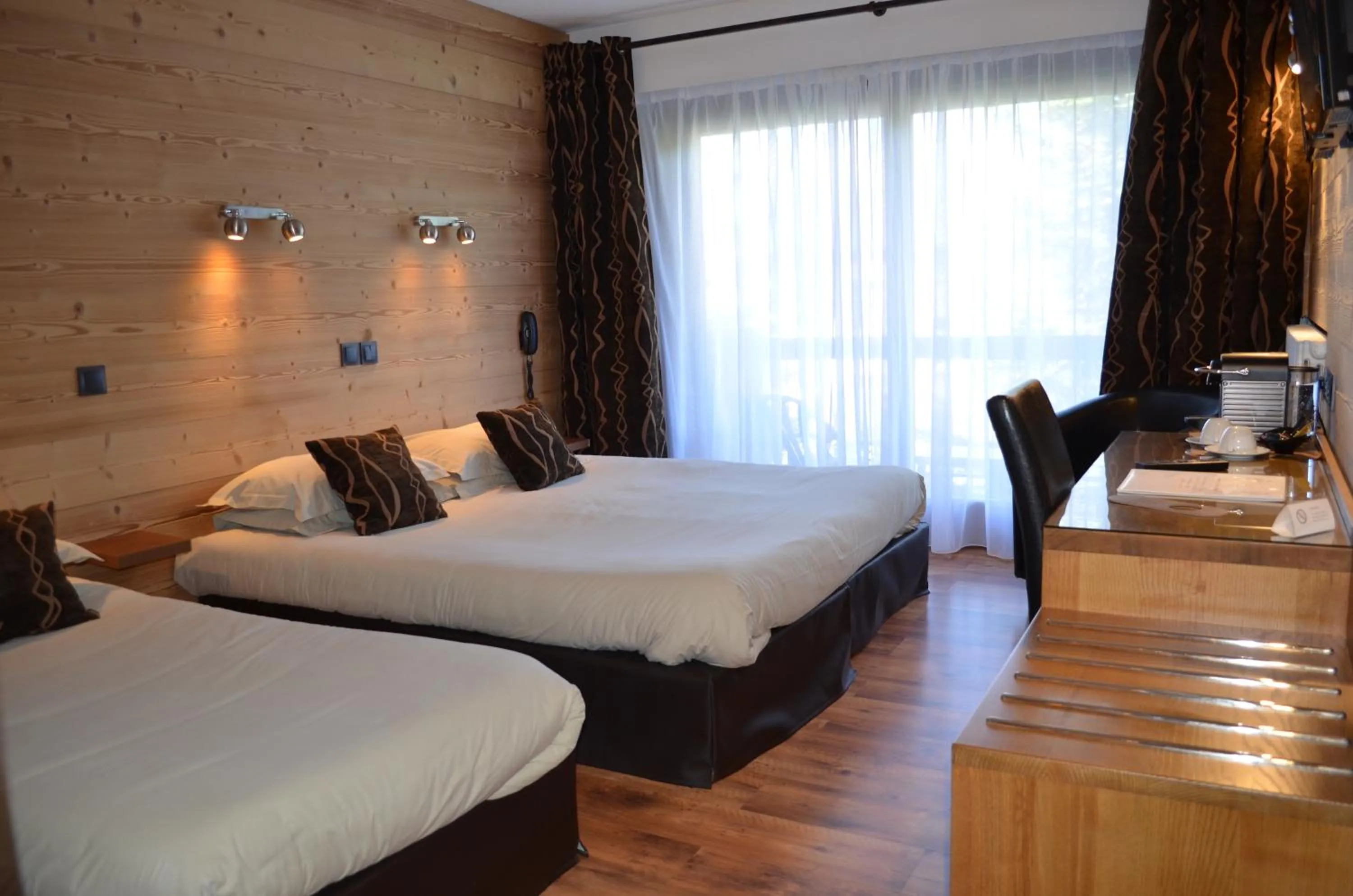Photo of the whole room, Bed in Hôtel Edelweiss