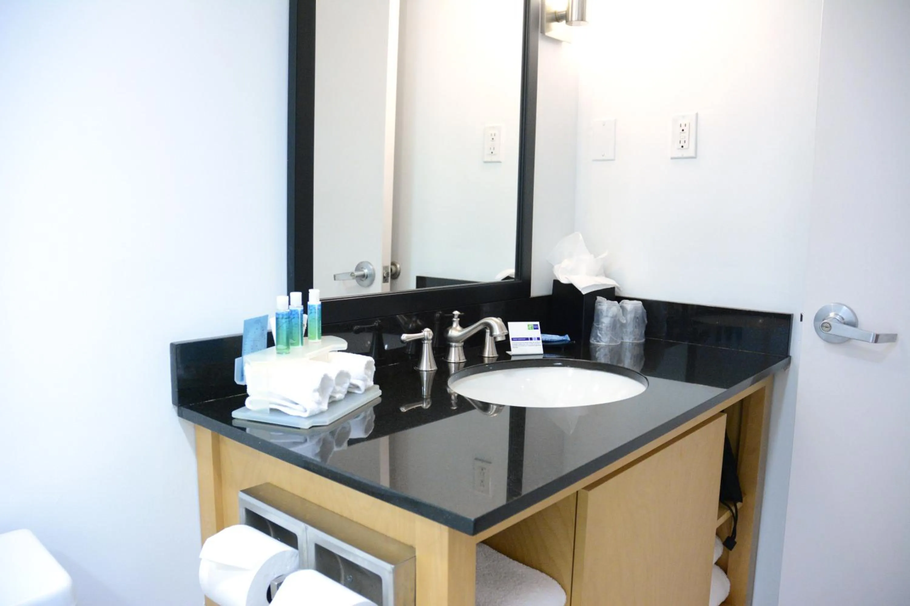 Photo of the whole room, Bathroom in Holiday Inn Express Stamford, an IHG Hotel