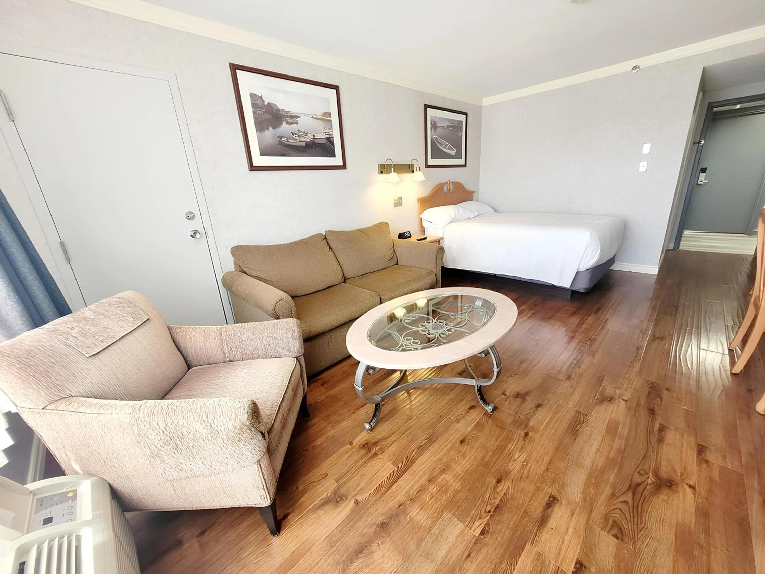 Bed in Claymore Inn and Suites