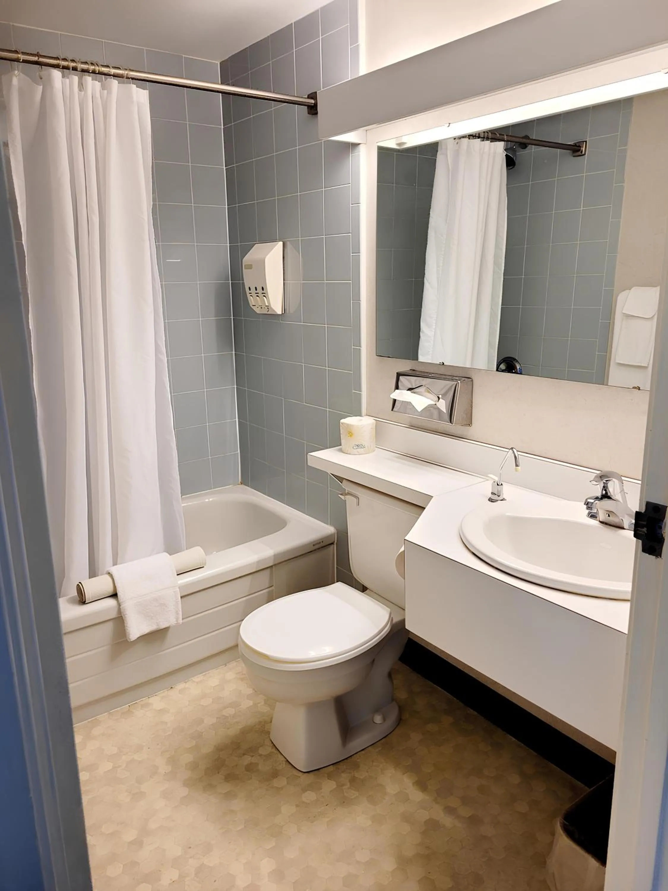 Bathroom in Claymore Inn and Suites