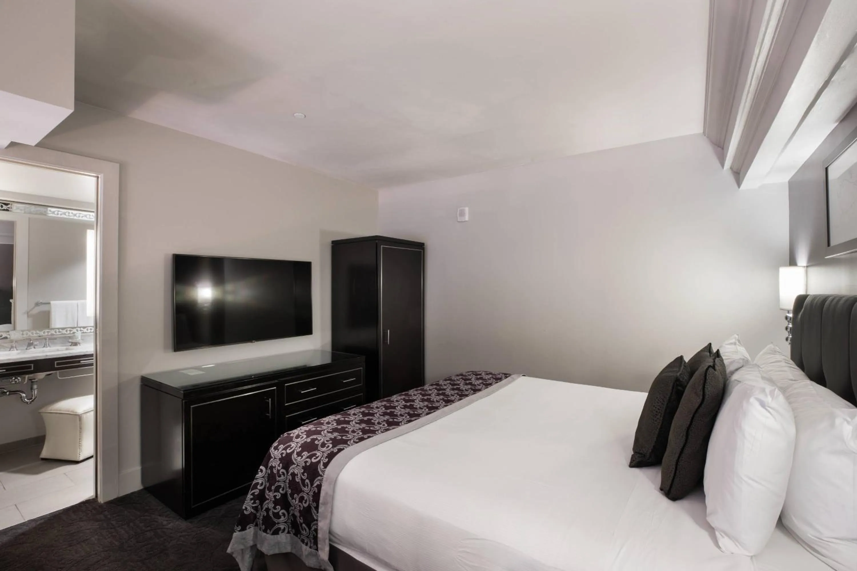 Photo of the whole room, Bed in Ambassador Hotel Kansas City, Autograph Collection