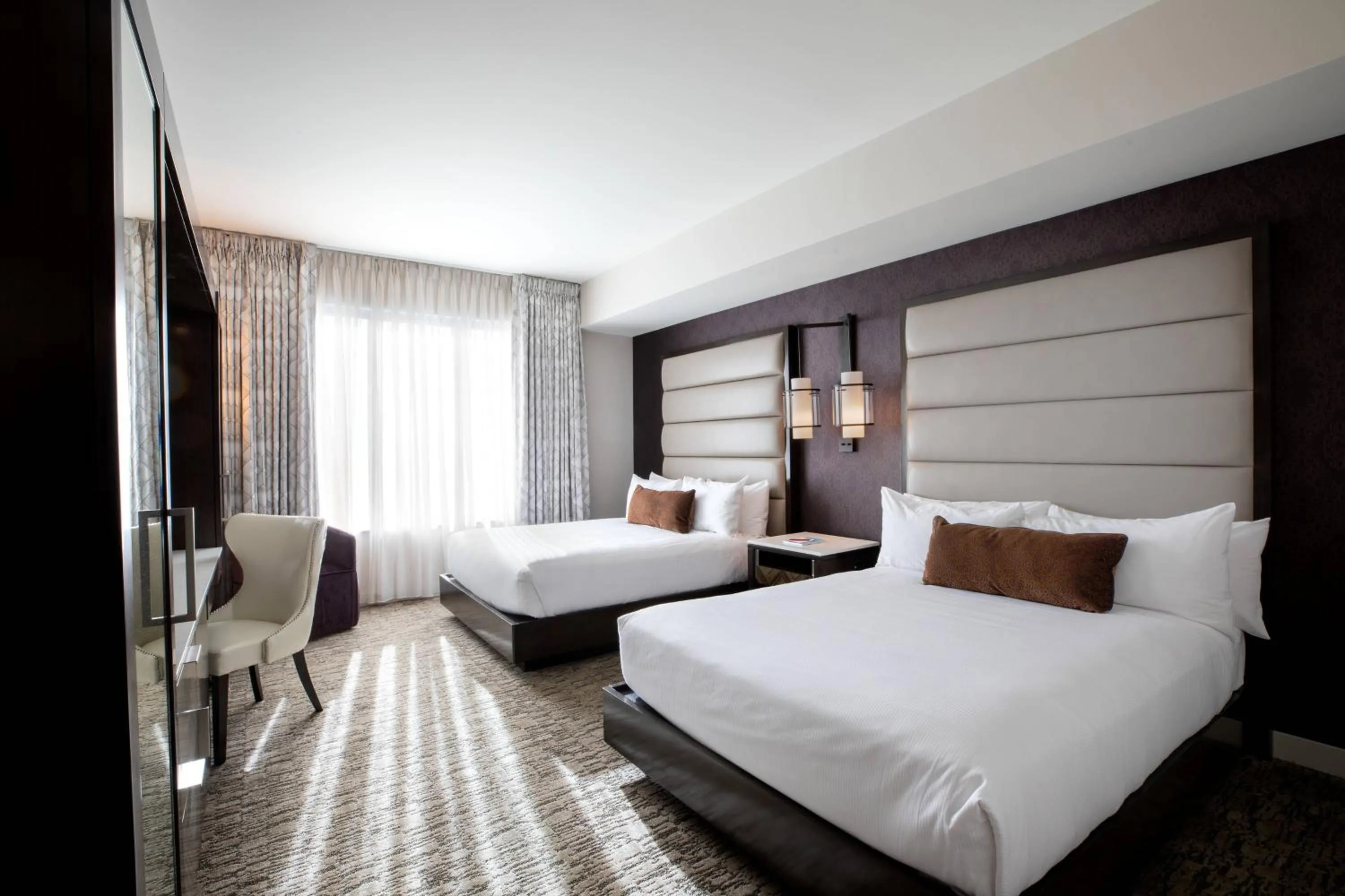 Photo of the whole room, Bed in Ambassador Hotel Kansas City, Autograph Collection