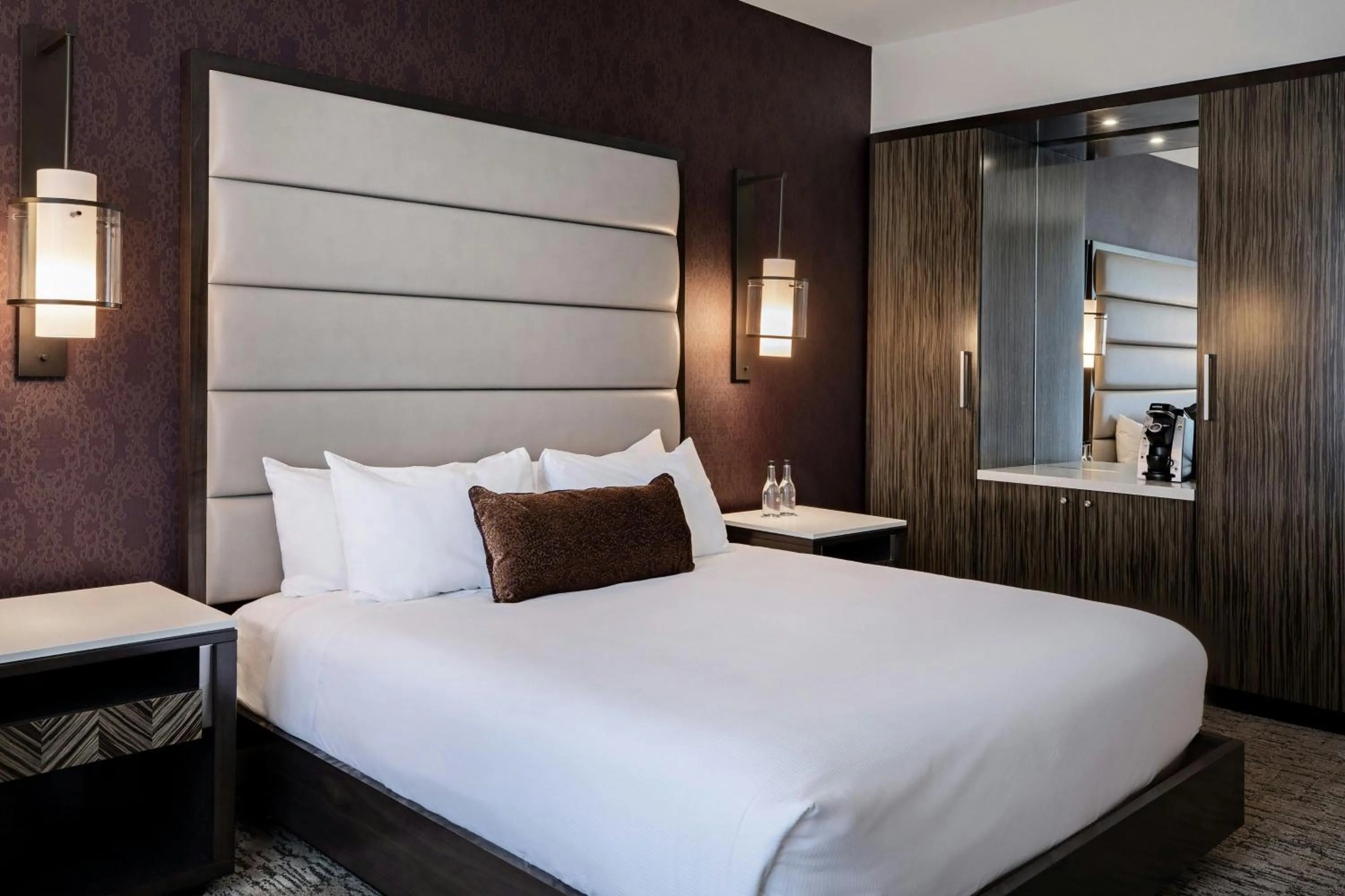 Photo of the whole room, Bed in Ambassador Hotel Kansas City, Autograph Collection