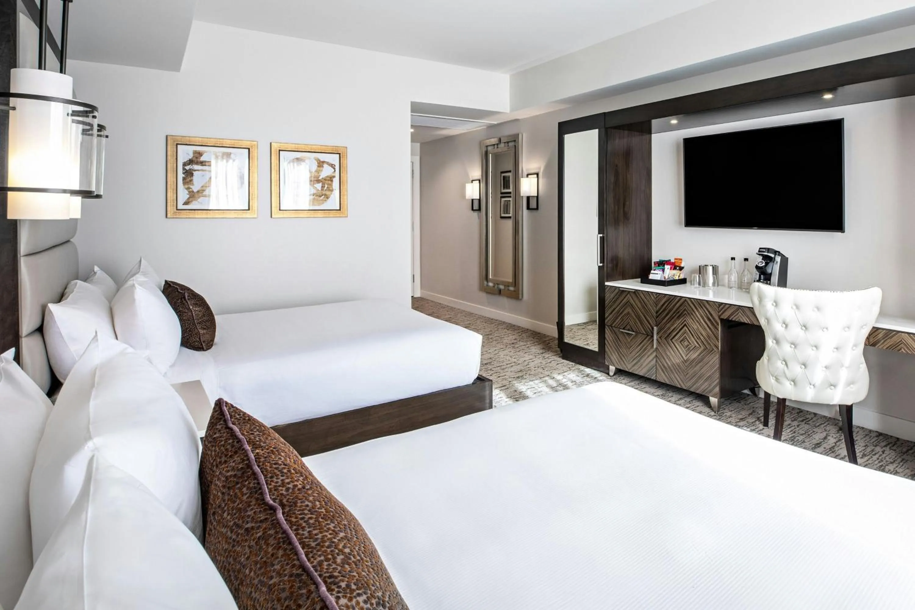 Photo of the whole room, Bed in Ambassador Hotel Kansas City, Autograph Collection