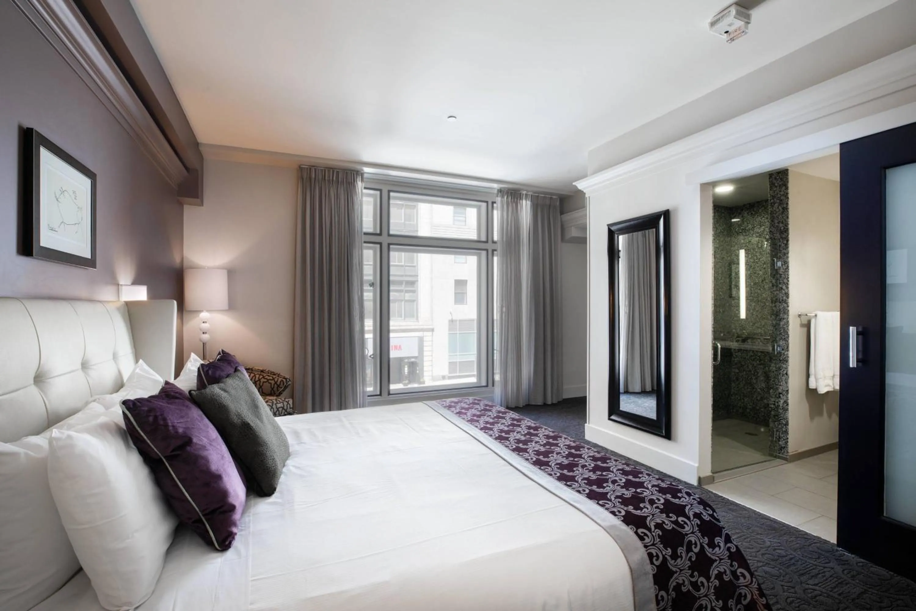 Bedroom, Bed in Ambassador Hotel Kansas City, Autograph Collection