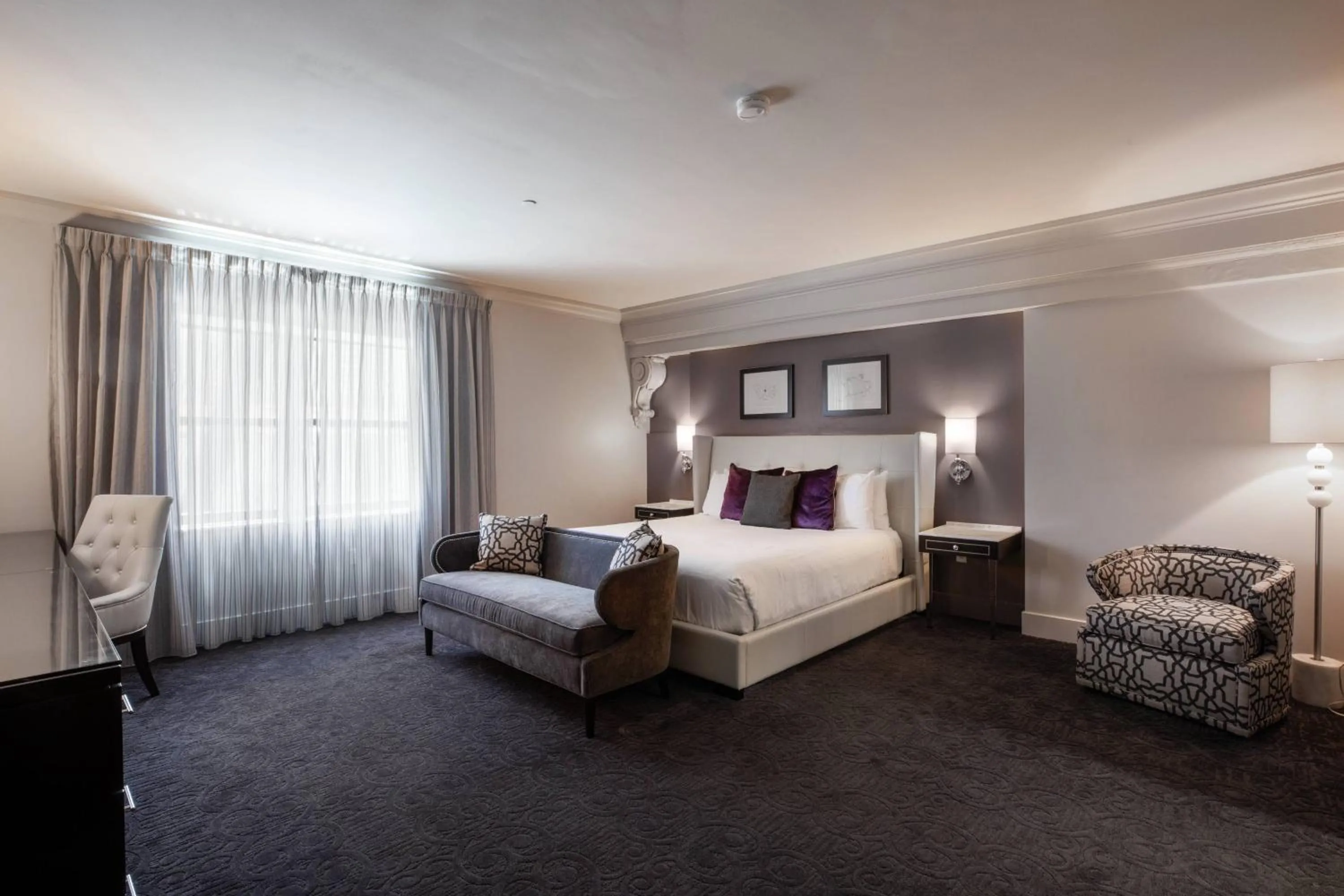 Photo of the whole room, Bed in Ambassador Hotel Kansas City, Autograph Collection