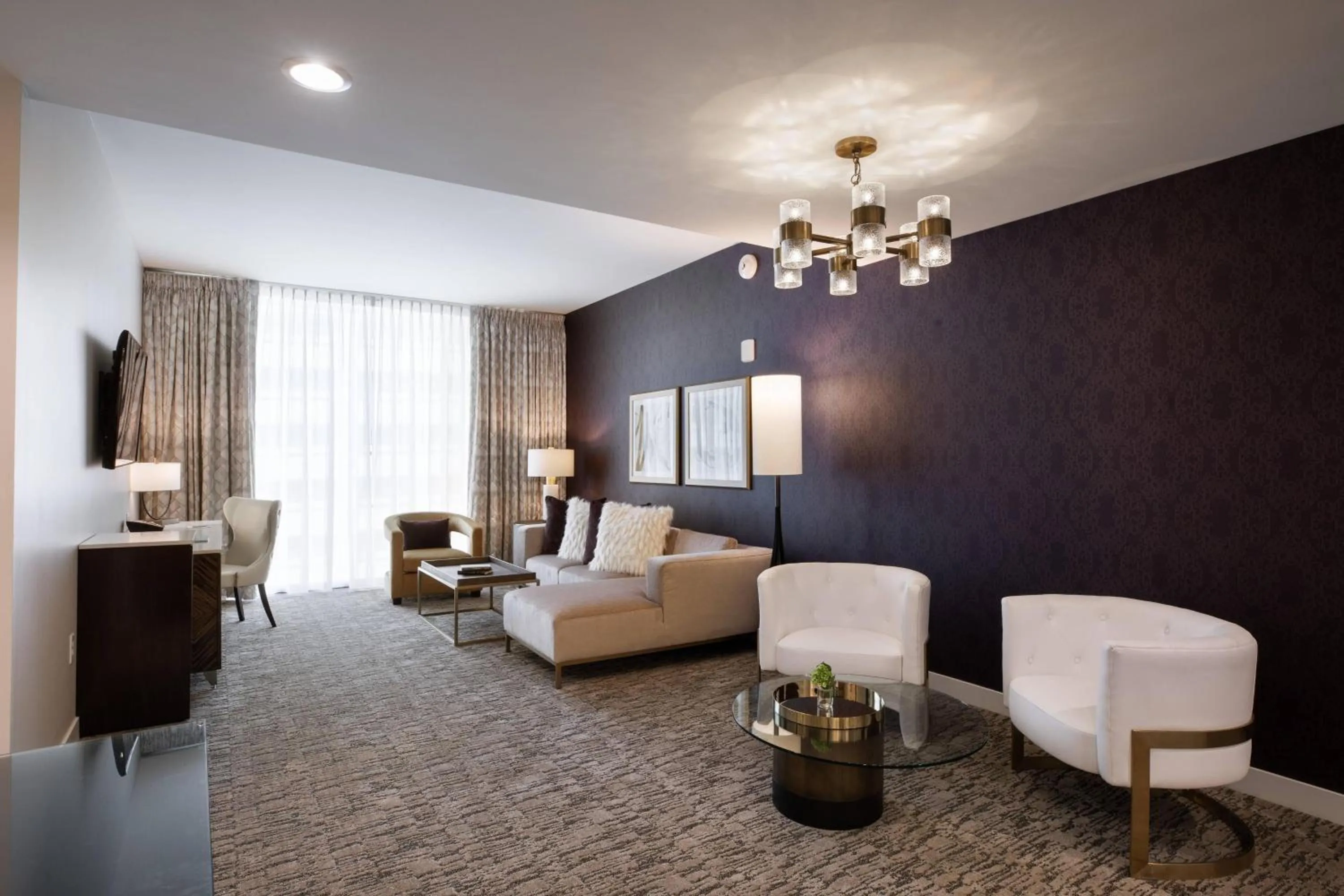 Living room in Ambassador Hotel Kansas City, Autograph Collection