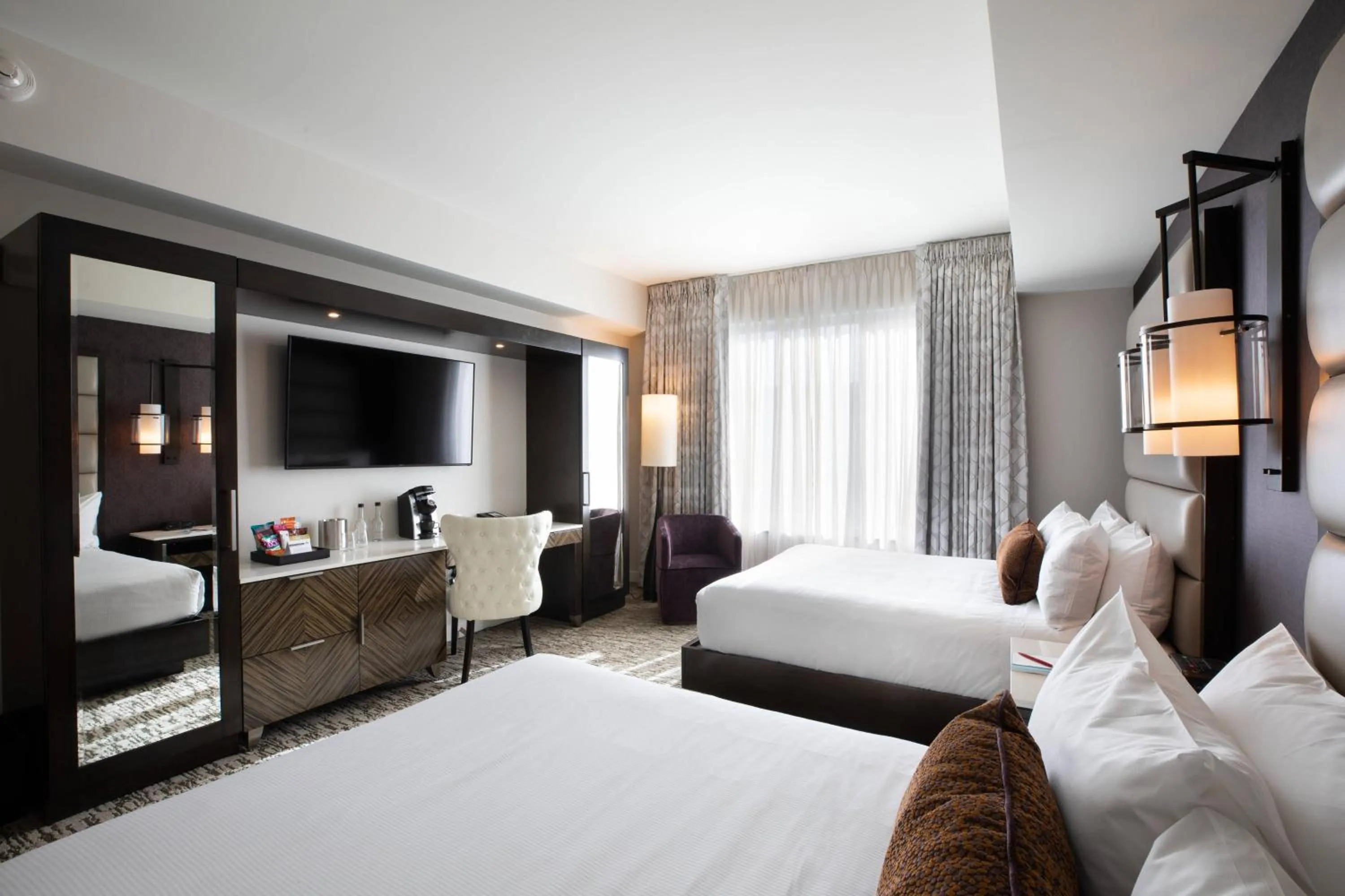 Photo of the whole room, Bed in Ambassador Hotel Kansas City, Autograph Collection