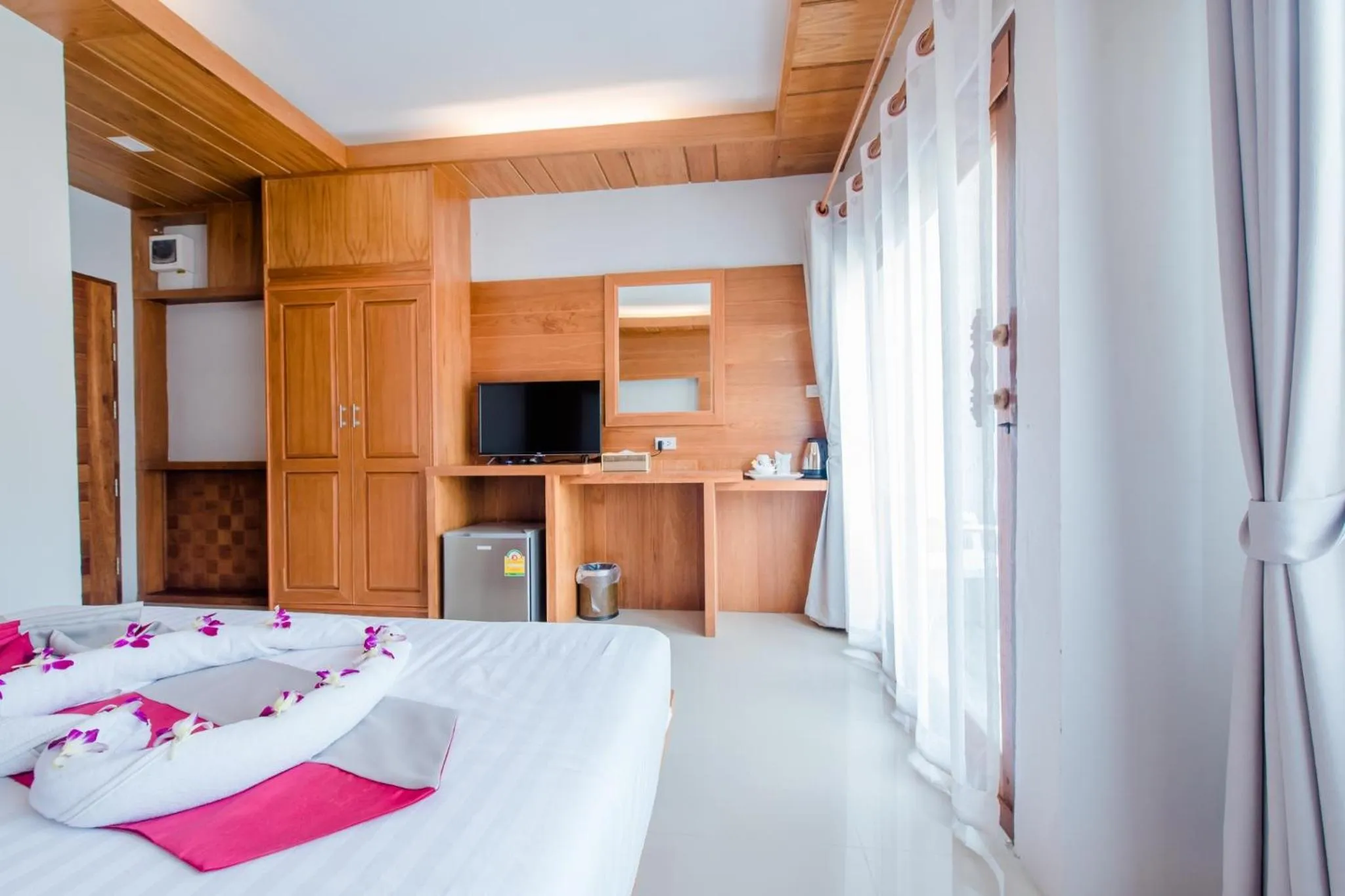 Communal lounge/ TV room, Bed in Lanta Ray Bay Hotel