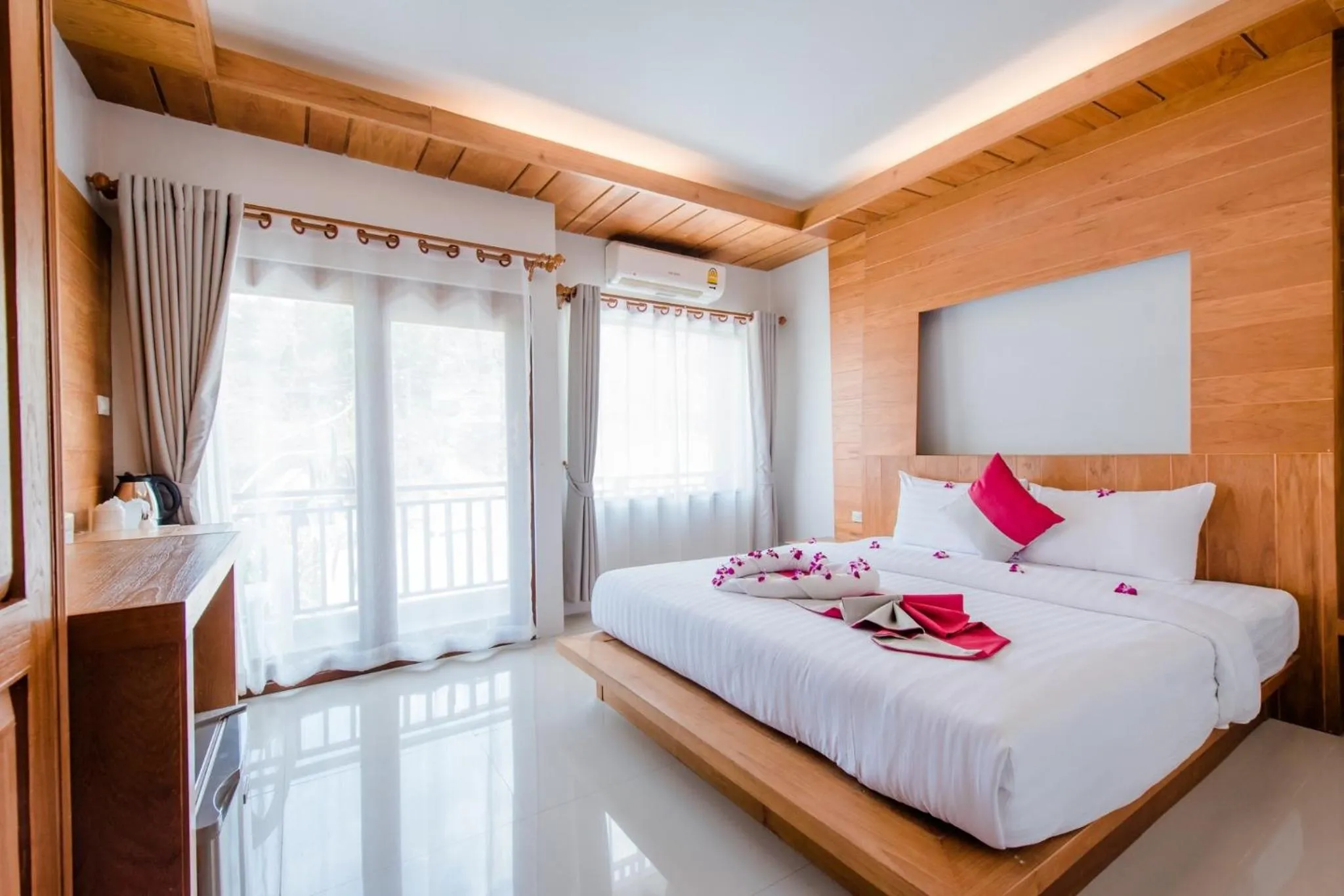 Bed in Lanta Ray Bay Hotel