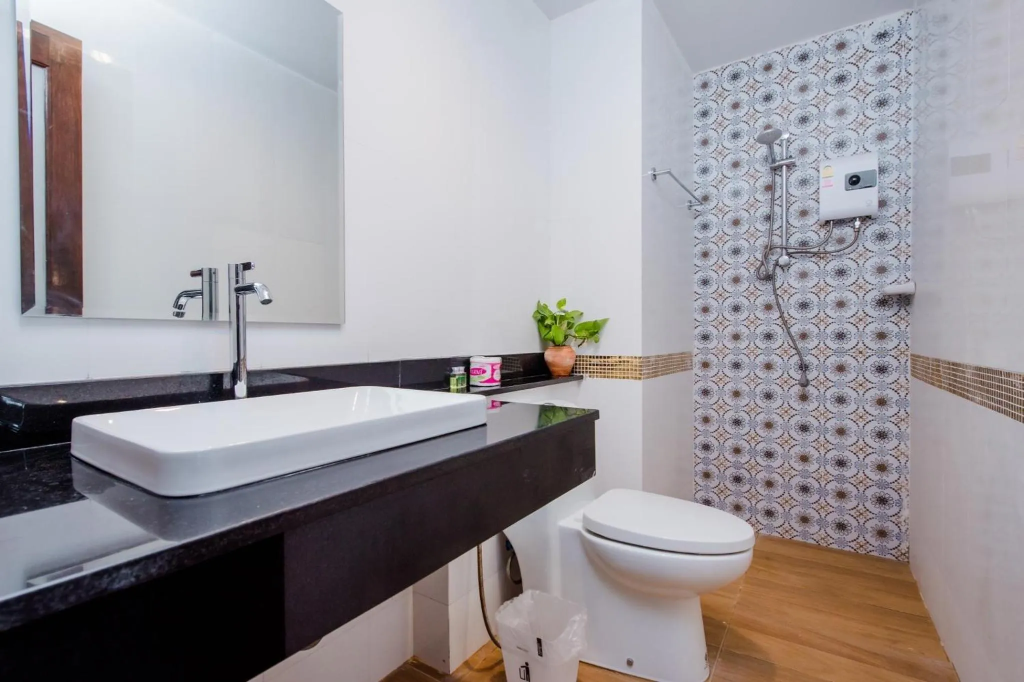 Shower in Lanta Ray Bay Hotel