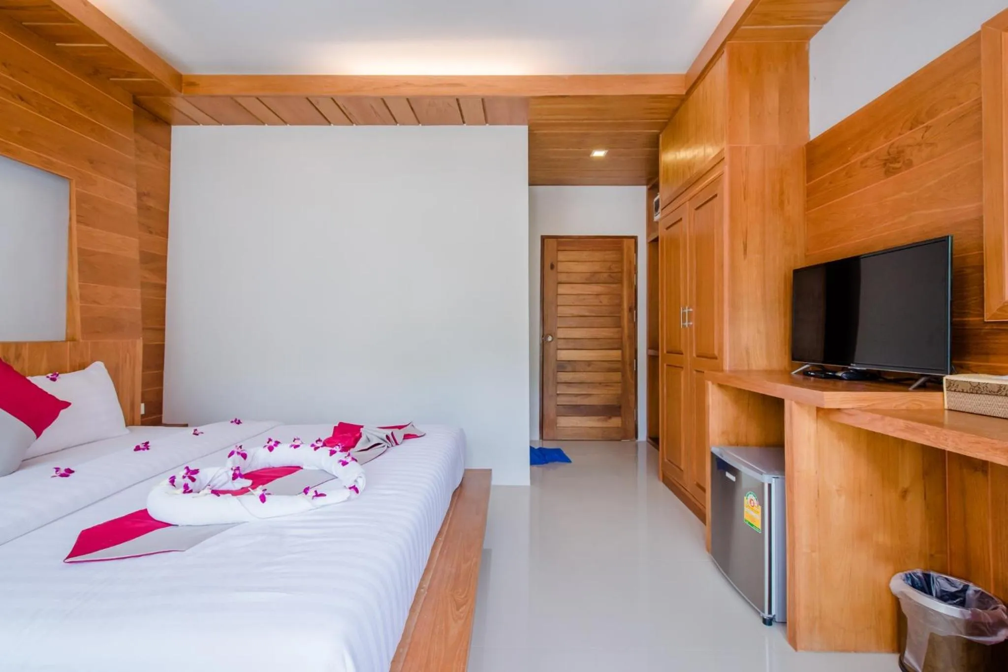 Communal lounge/ TV room, Bed in Lanta Ray Bay Hotel