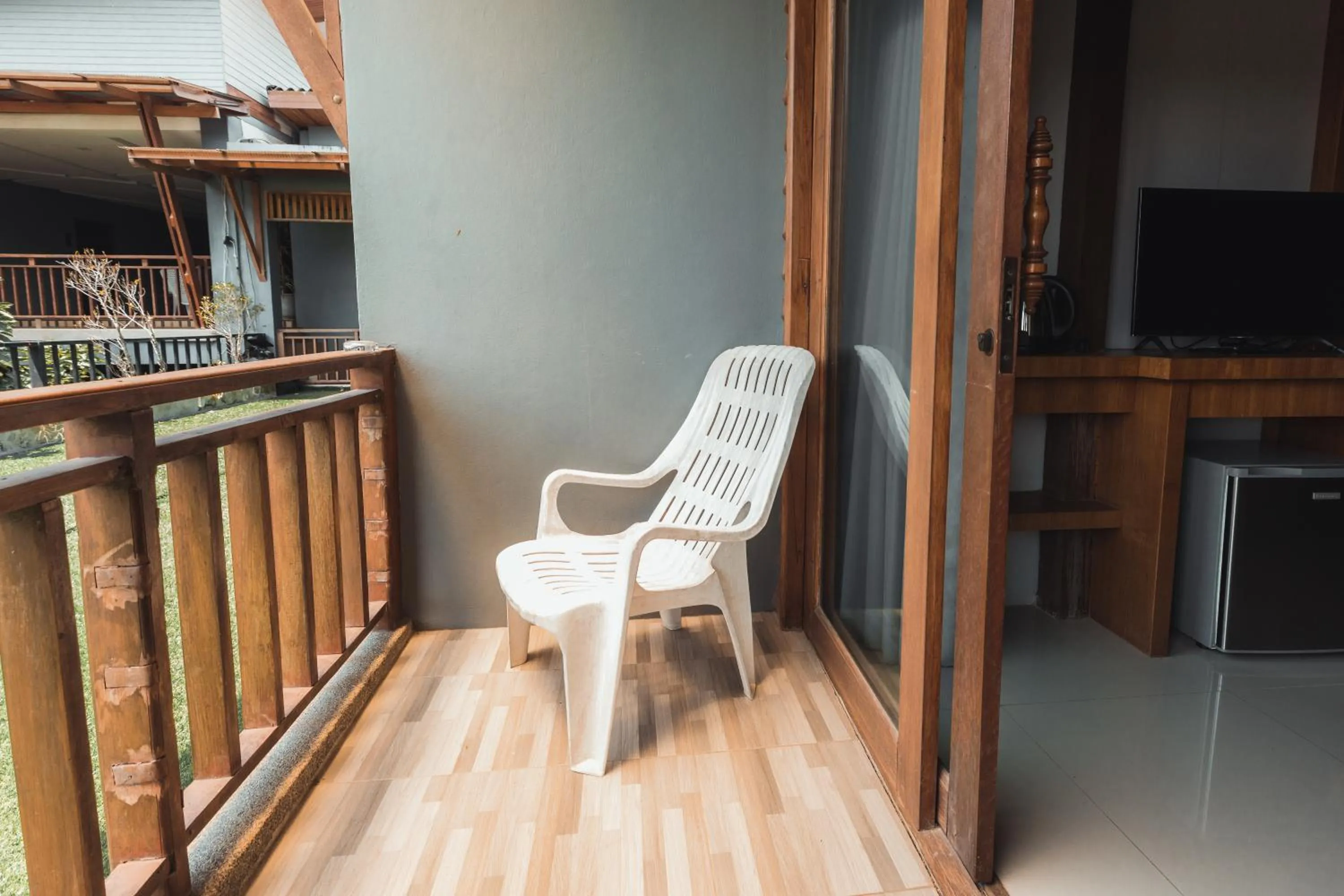 Patio in Lanta Ray Bay Hotel