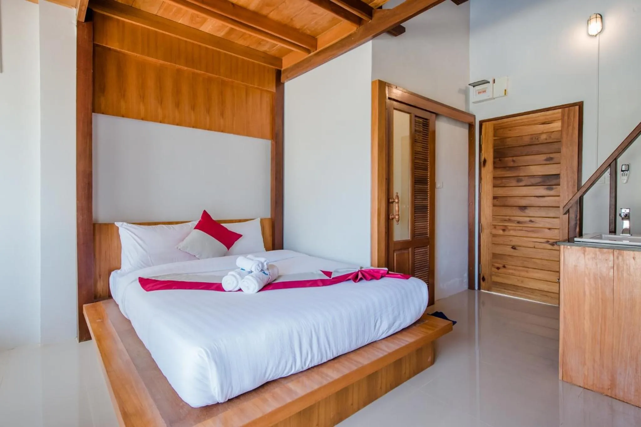 Bed in Lanta Ray Bay Hotel