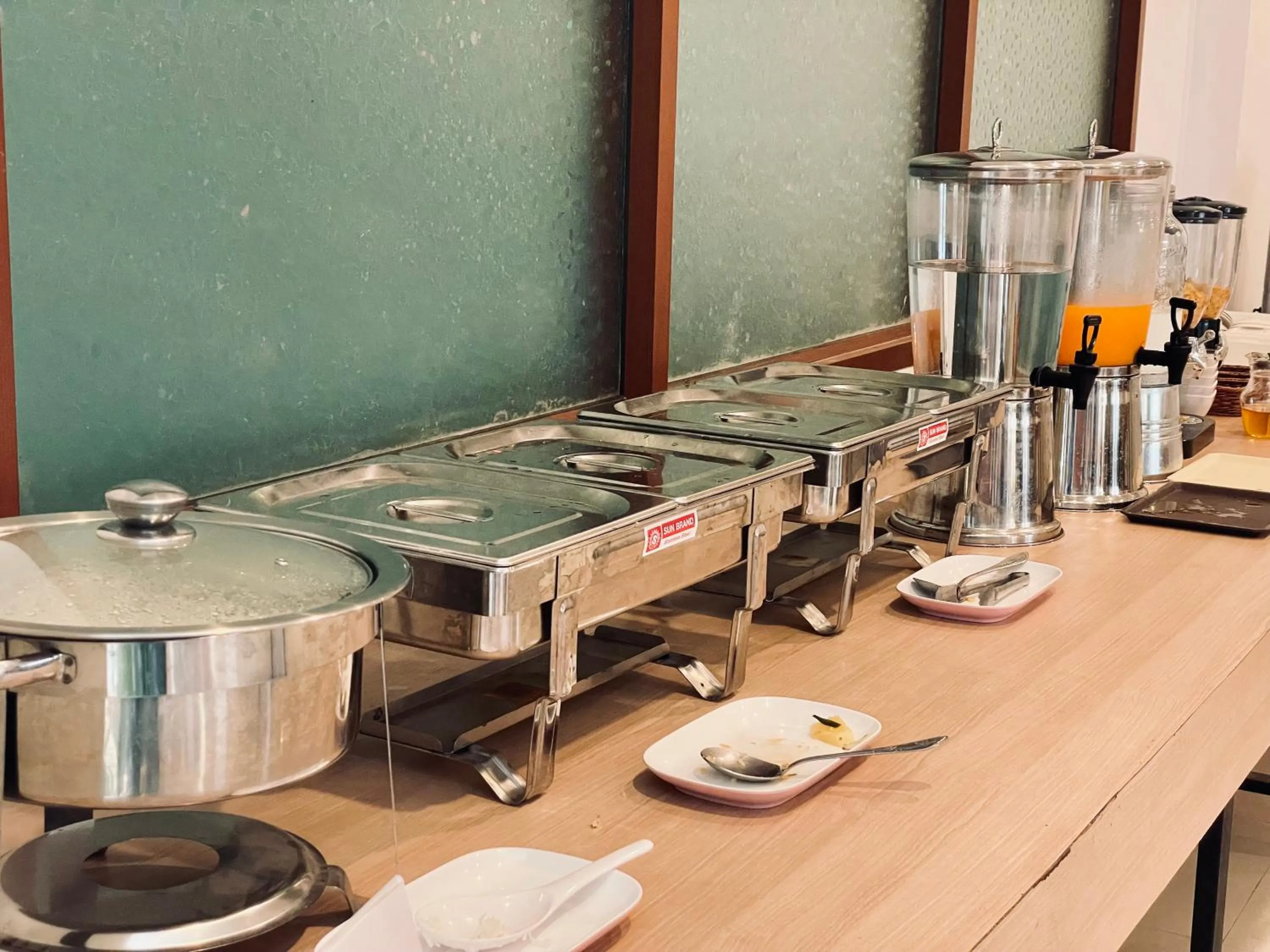 Restaurant/places to eat in Lanta Ray Bay Hotel