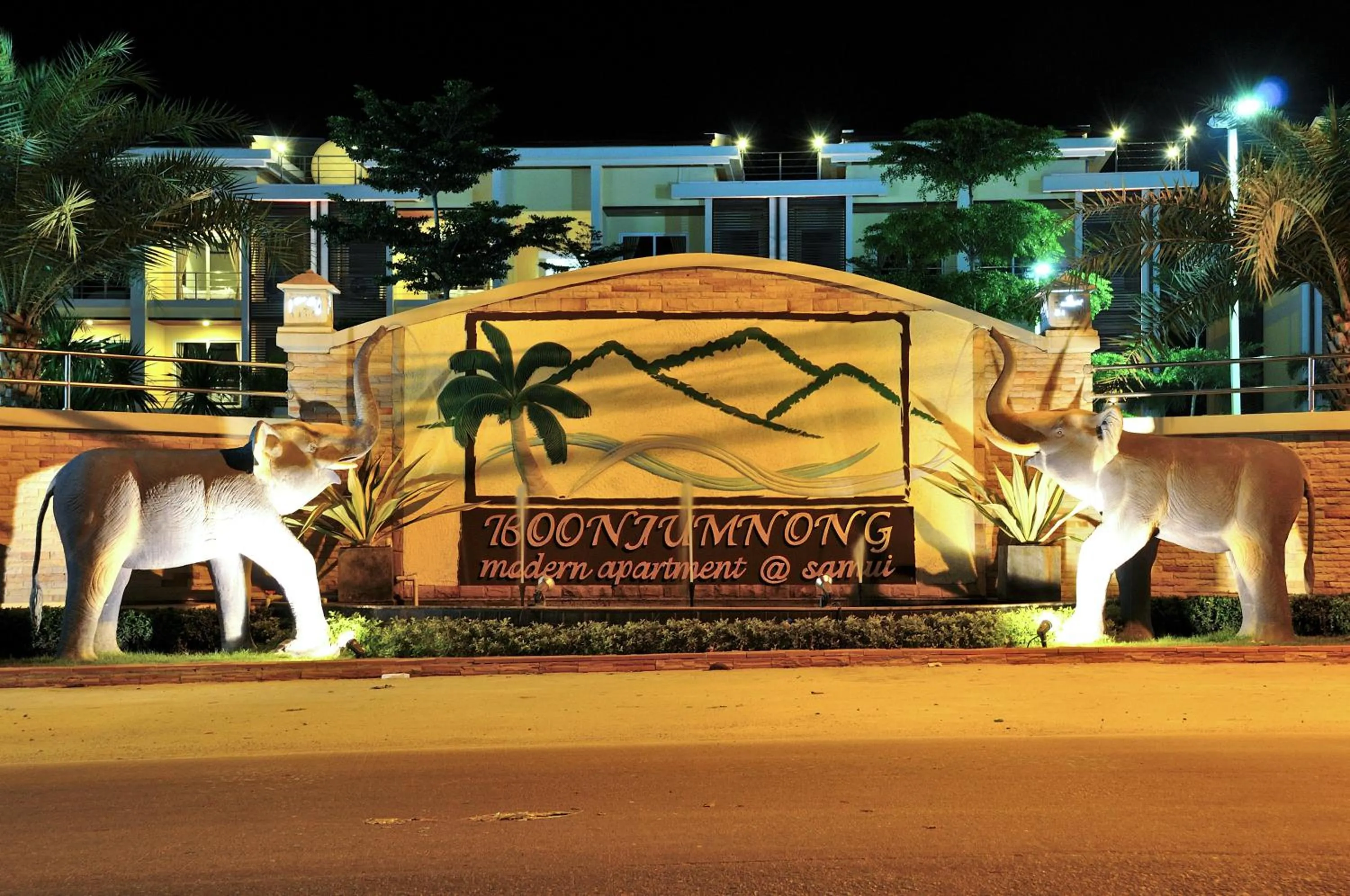 Facade/entrance in Boonjumnong Modern Apartment
