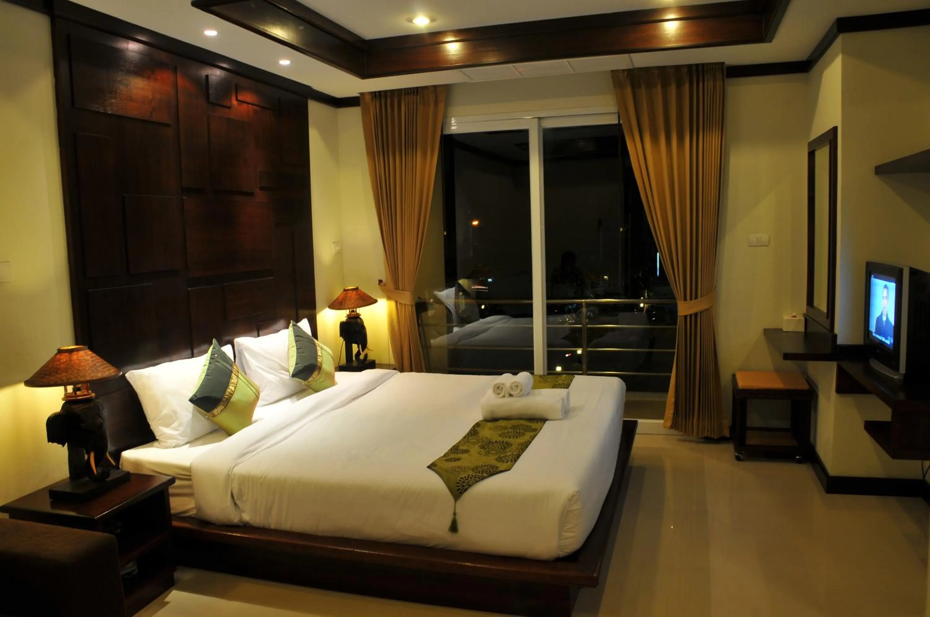 Photo of the whole room, Bed in Boonjumnong Modern Apartment