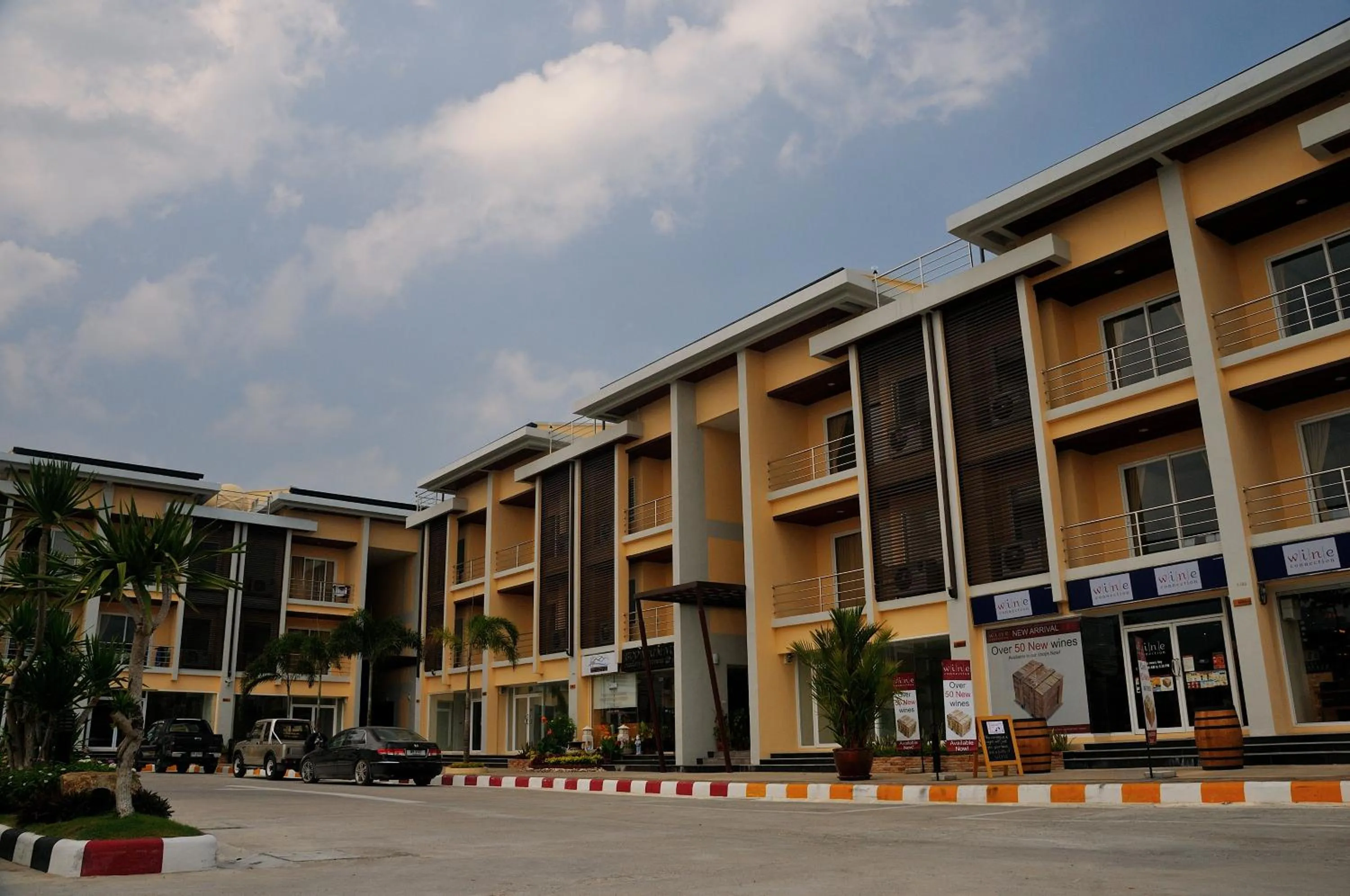 Property building in Boonjumnong Modern Apartment