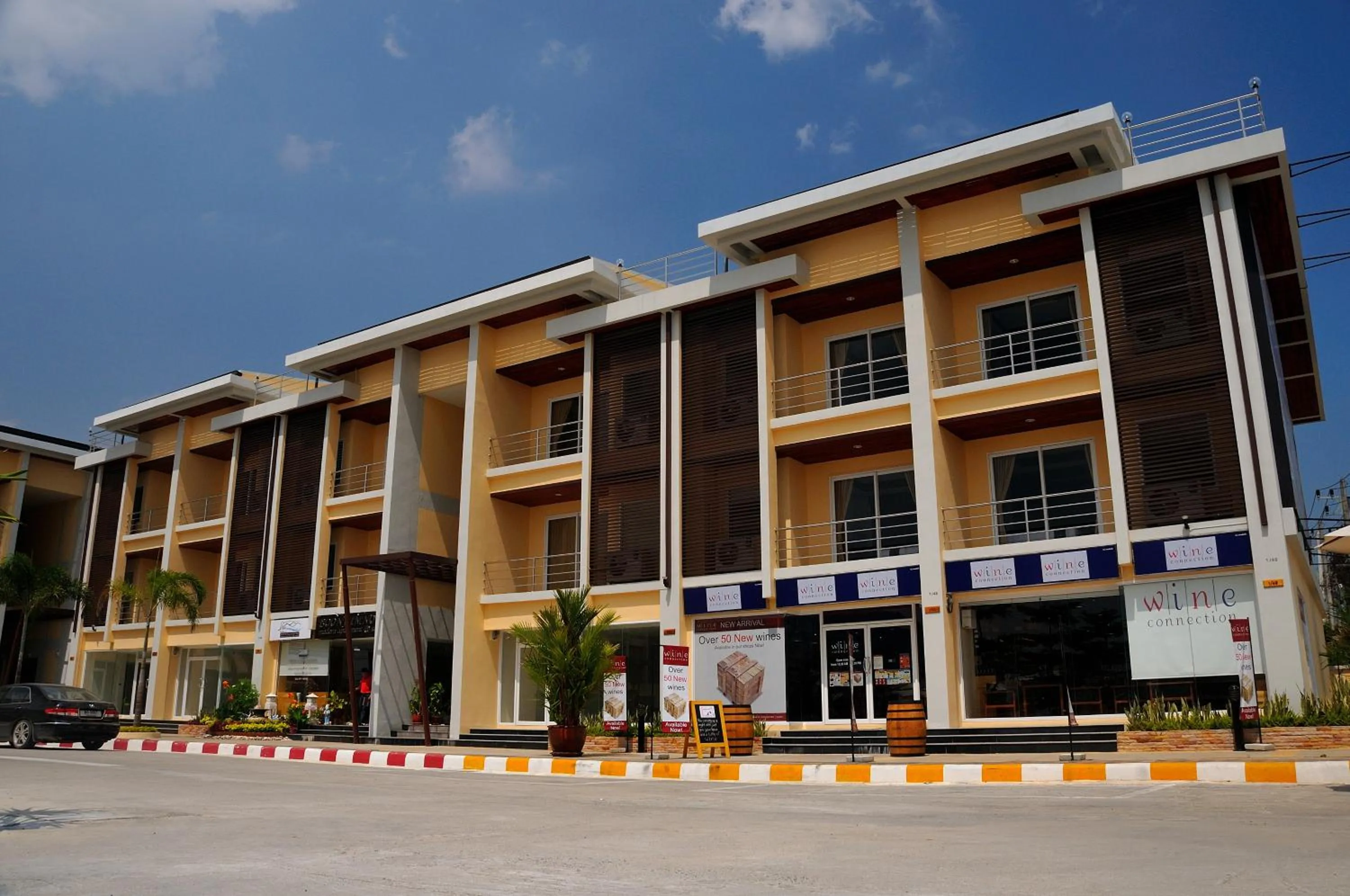 On-site shops in Boonjumnong Modern Apartment